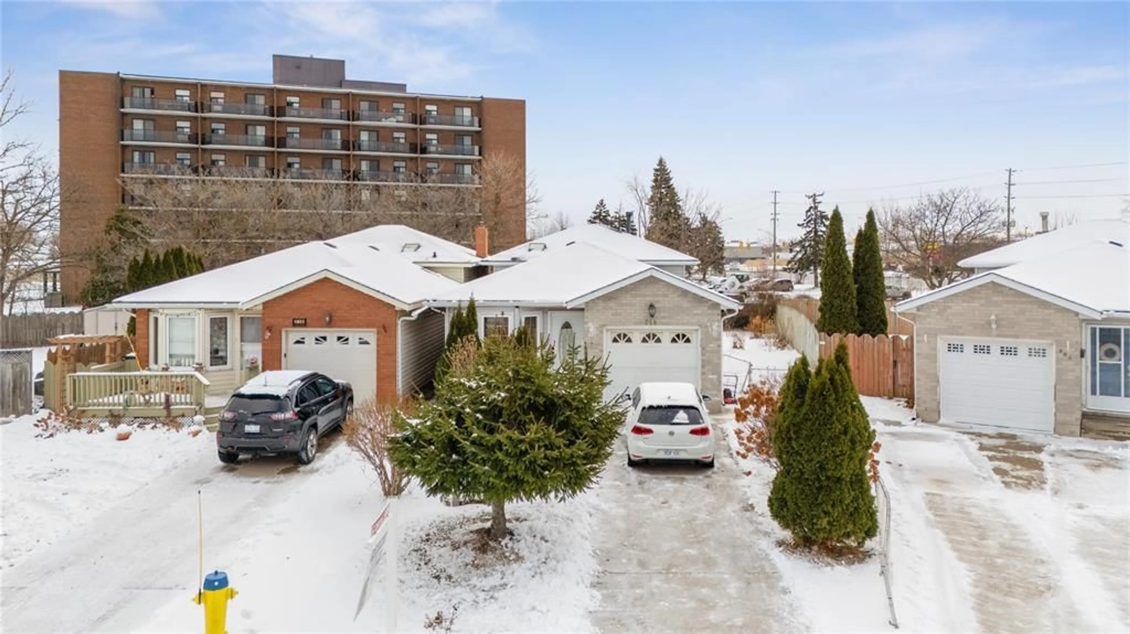 A pic from outside/outdoor area/front of a property/back of a property/a pic from drone, street for 218 Oakburne Pl, Sarnia Ontario N7S 4X3