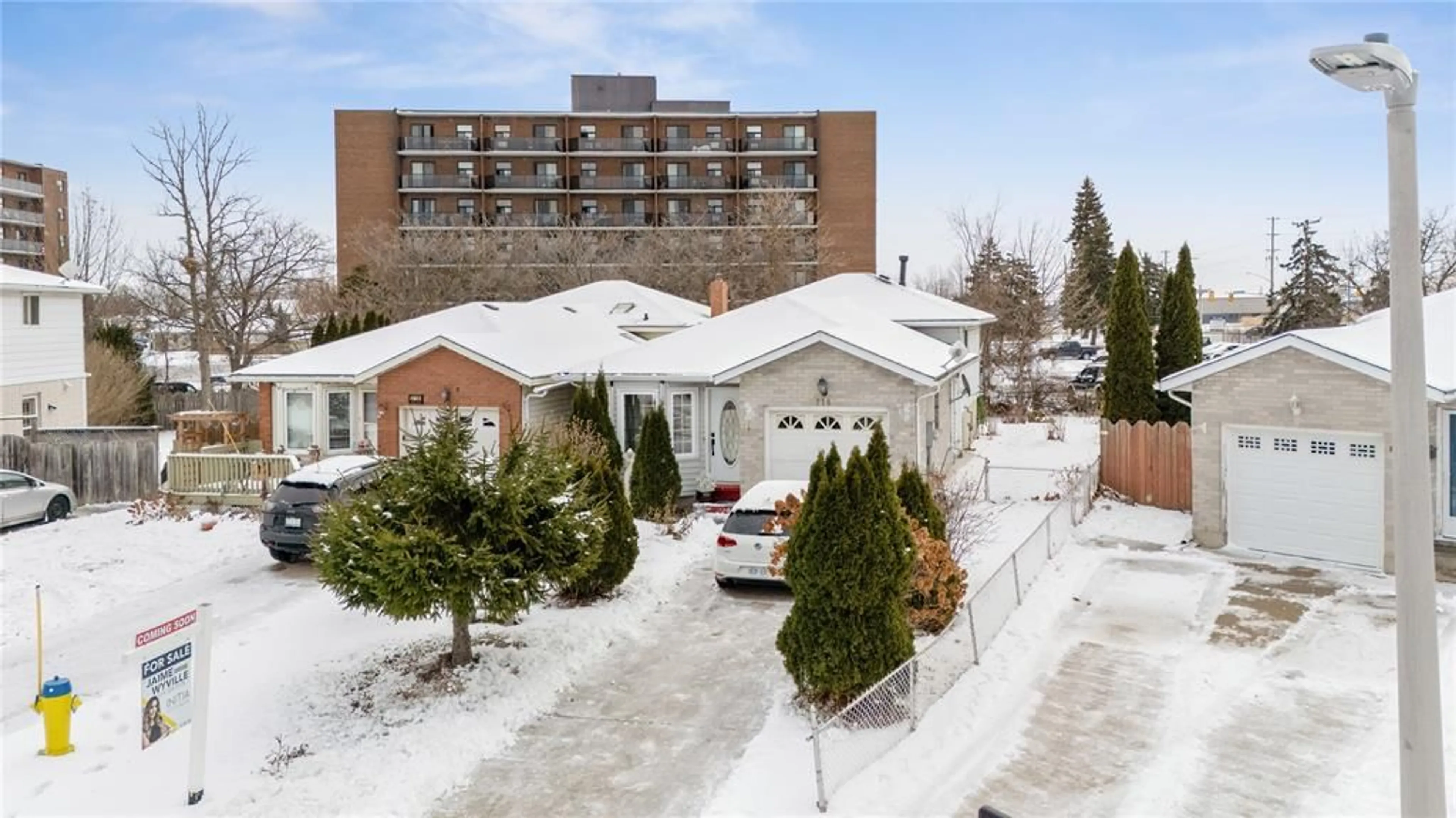 A pic from outside/outdoor area/front of a property/back of a property/a pic from drone, unknown for 218 Oakburne Pl, Sarnia Ontario N7S 4X3