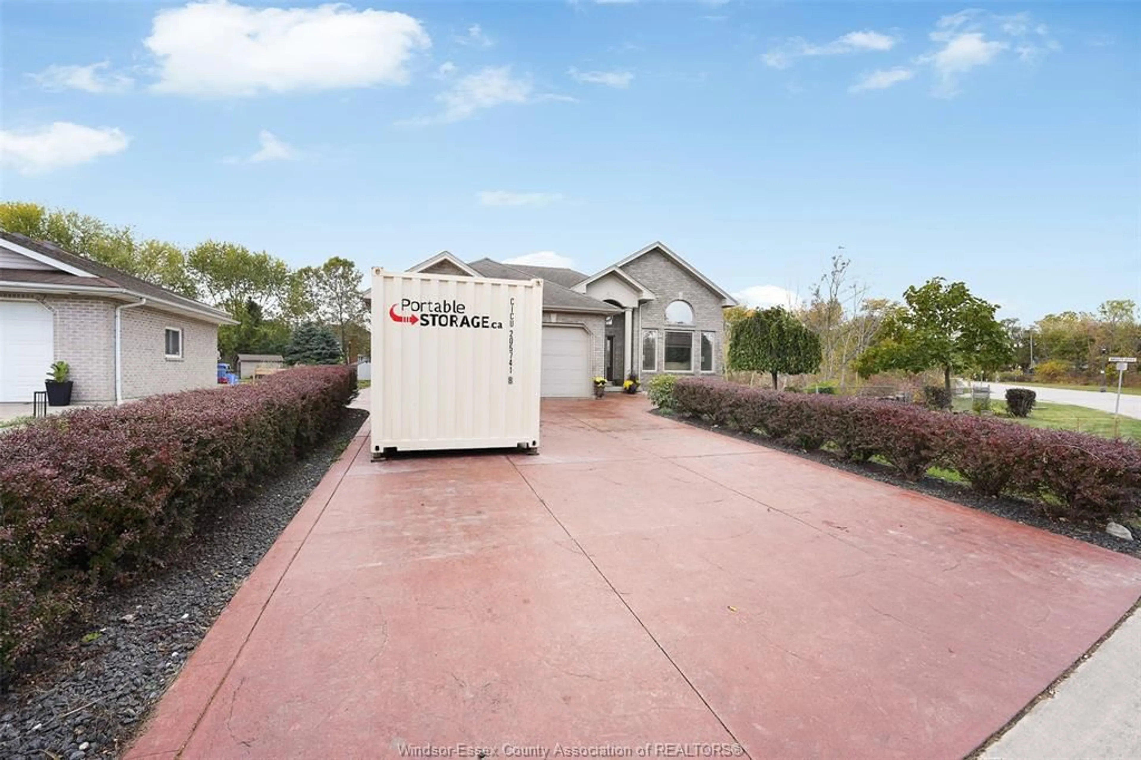 Home with vinyl exterior material, street for 1 KINGSBRIDGE Dr, Amherstburg Ontario N9V 4A4