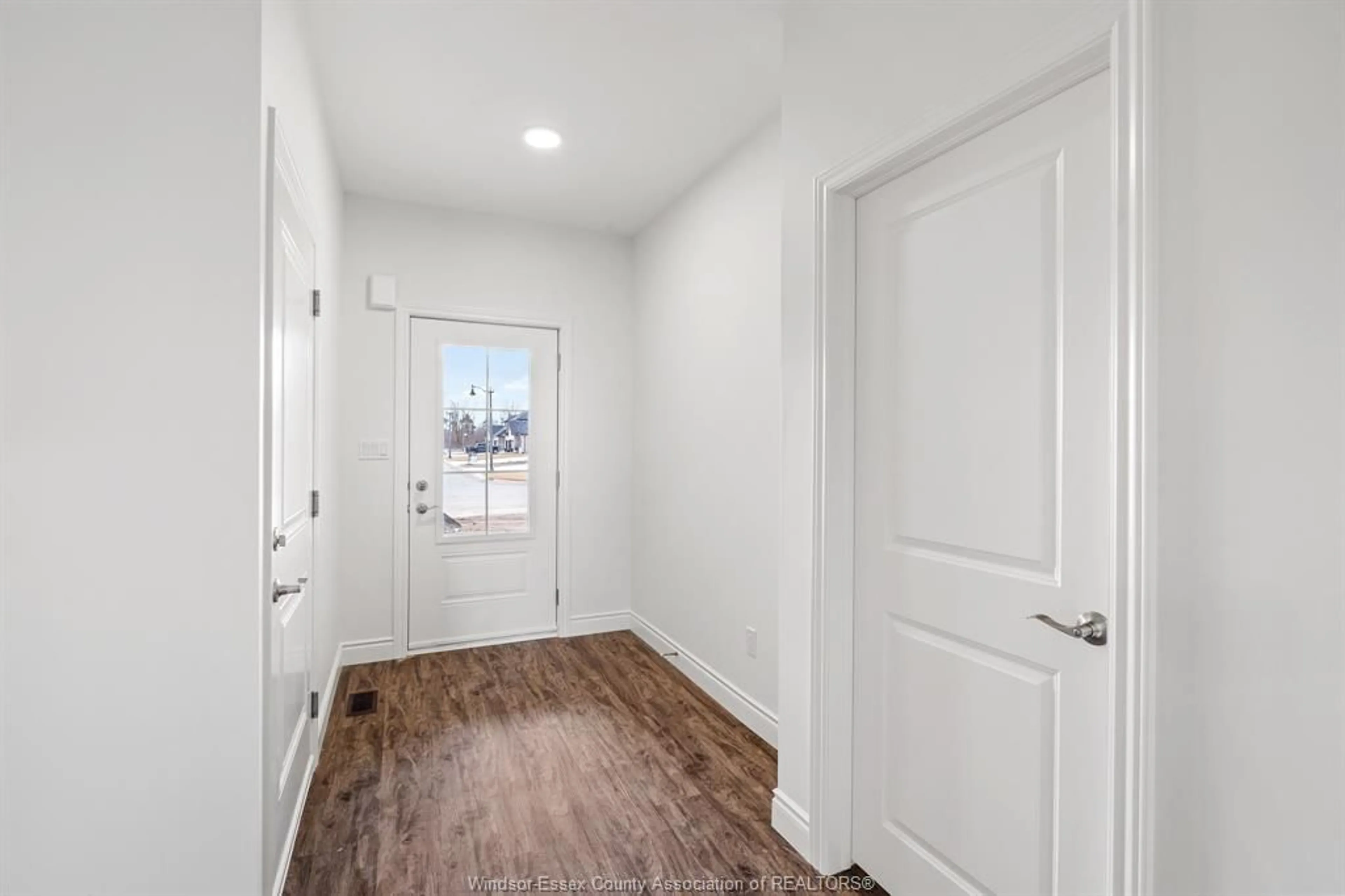 Indoor entryway for 170 McLellan Ave #A, Amherstburg Ontario N9V 0H1