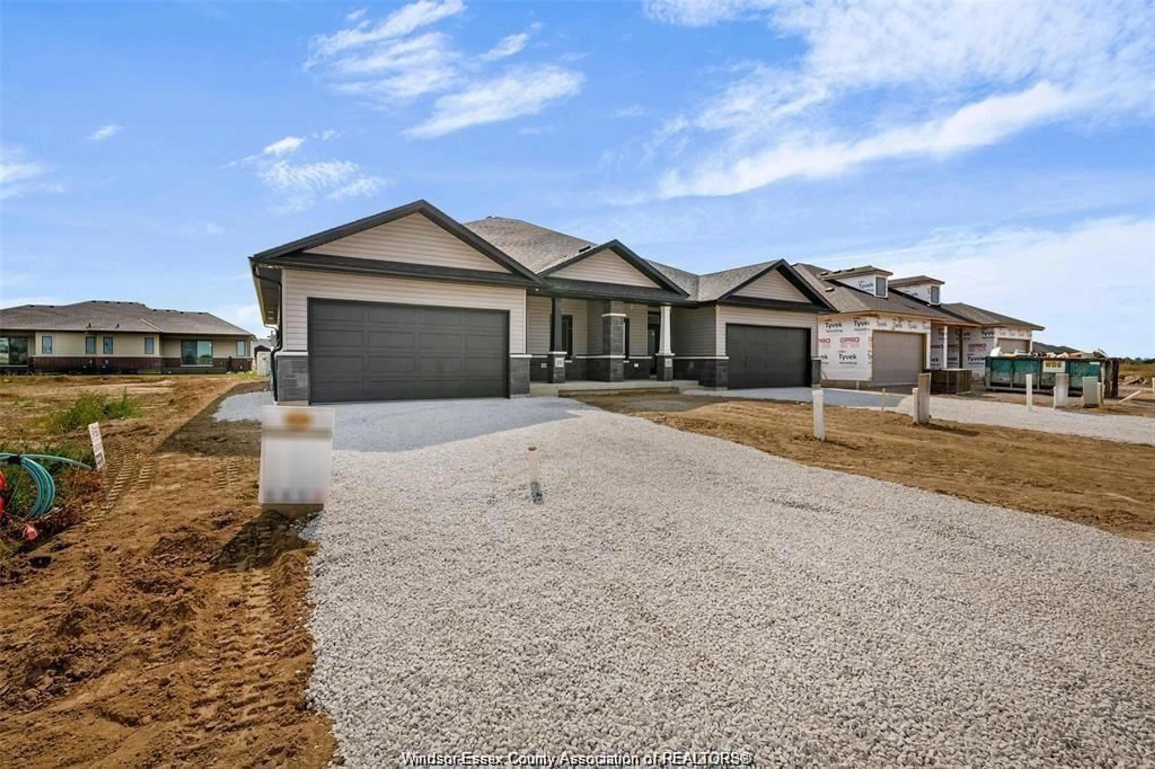 Home with vinyl exterior material, street for 121 BRIGHTON Pl, Chatham Ontario N7L 0G7