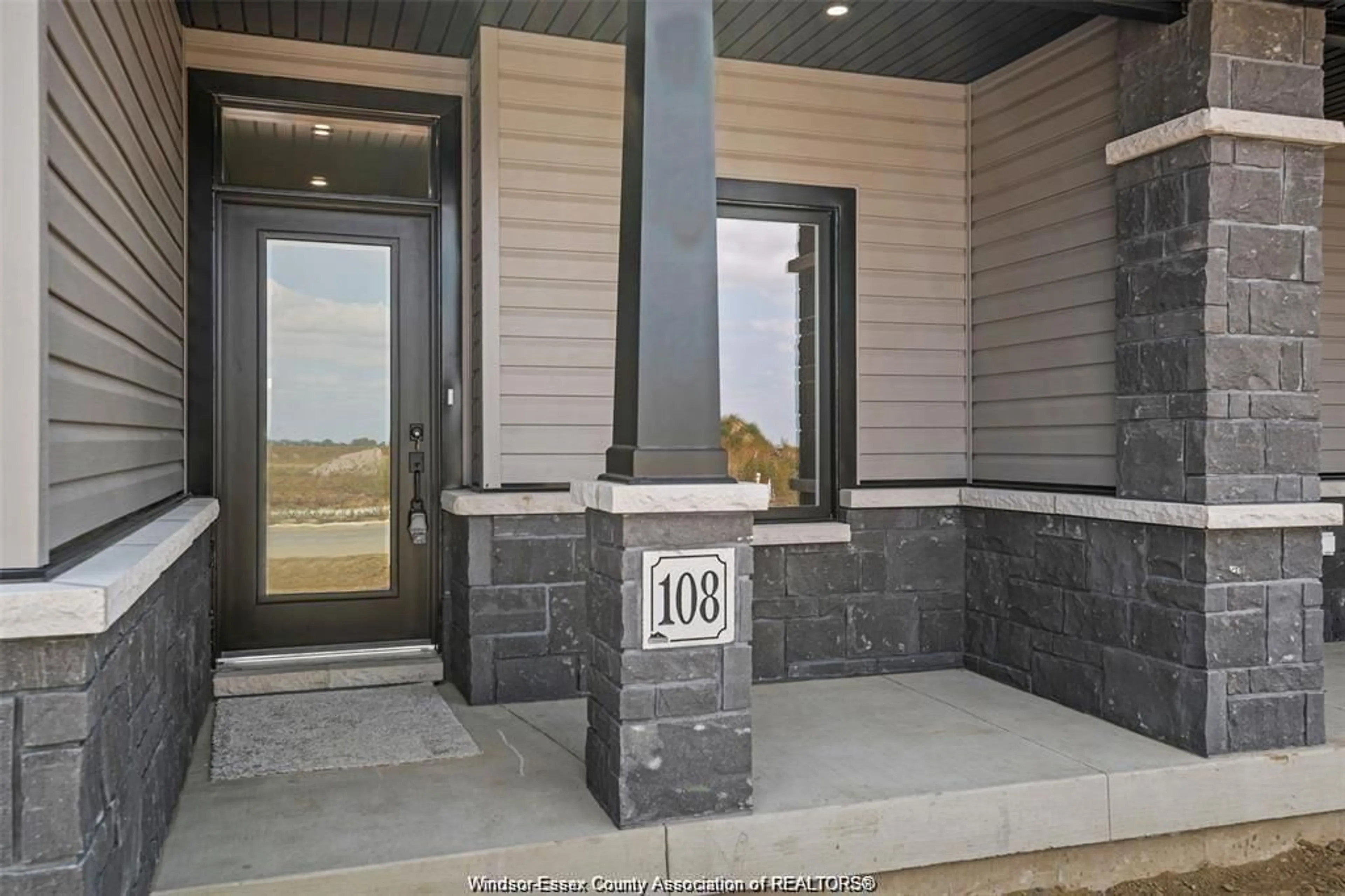 Indoor entryway for 121 BRIGHTON Pl, Chatham Ontario N7L 0G7