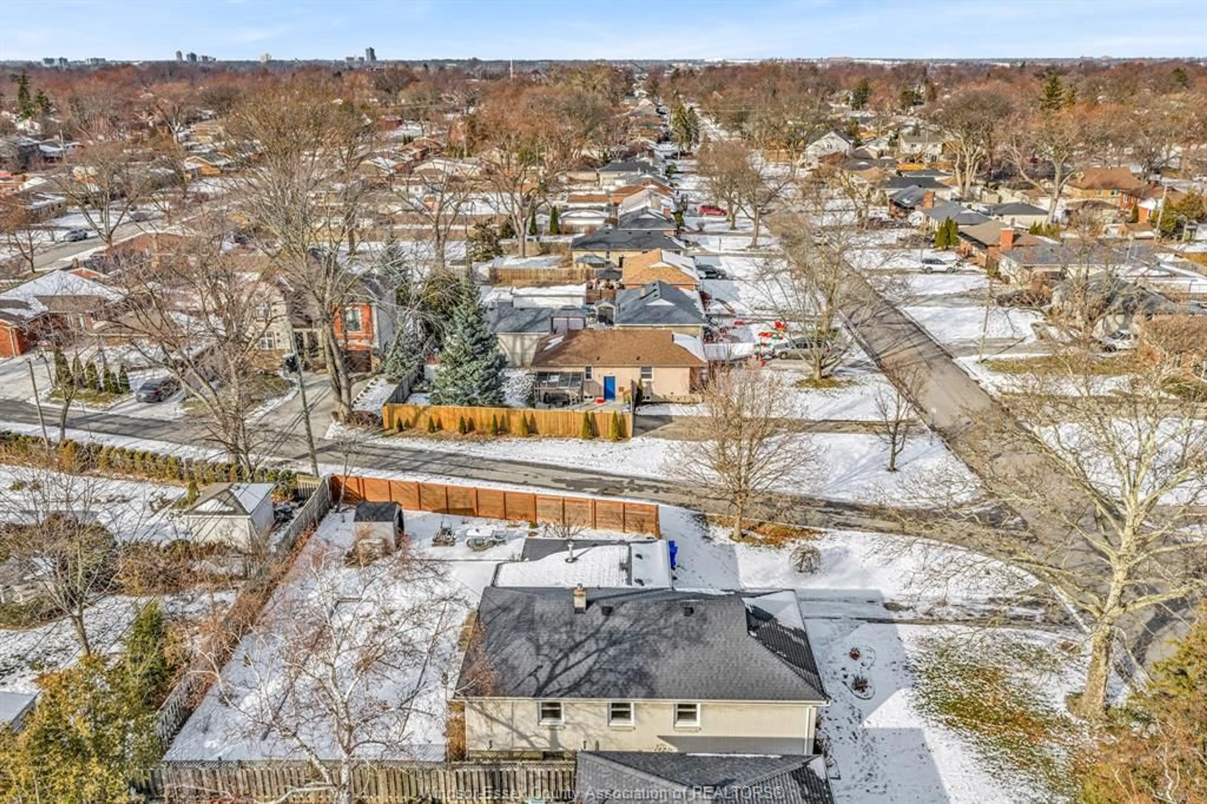 A pic from outside/outdoor area/front of a property/back of a property/a pic from drone, street for 1207 VIRGINIA Ave, Windsor Ontario N8S 2Z1