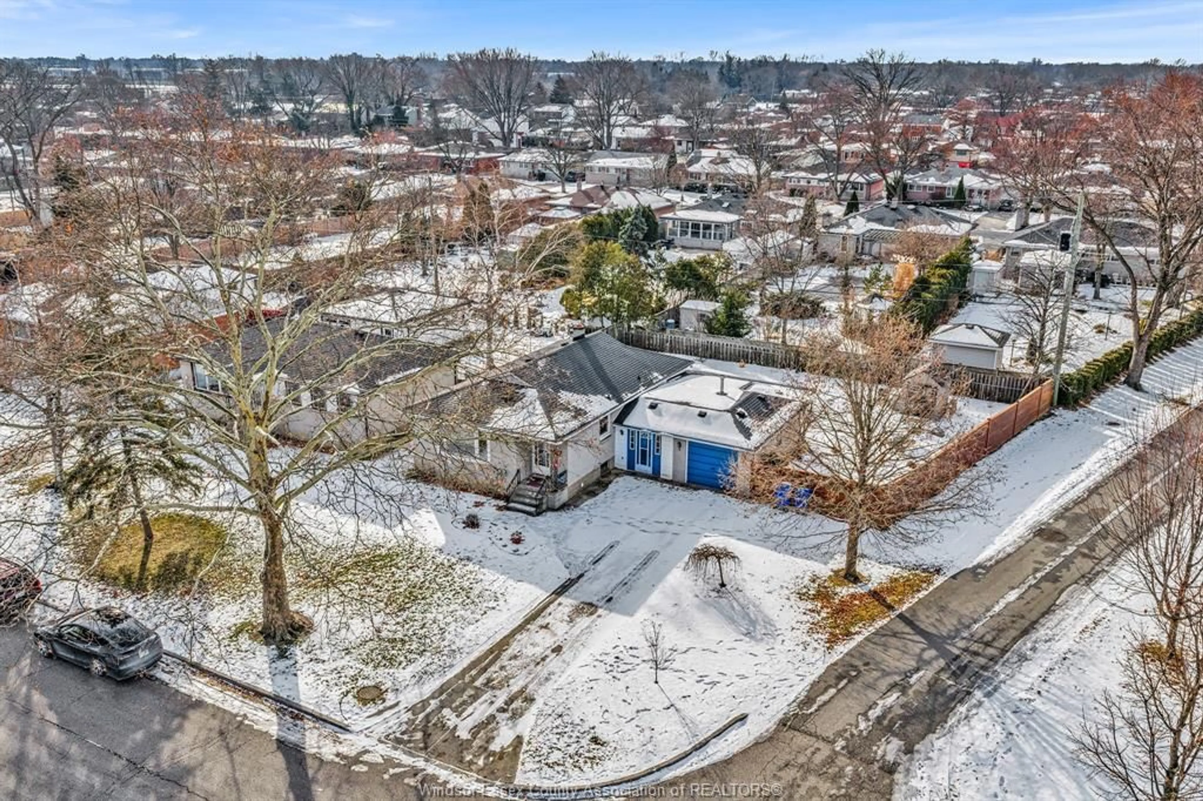 A pic from outside/outdoor area/front of a property/back of a property/a pic from drone, street for 1207 VIRGINIA Ave, Windsor Ontario N8S 2Z1