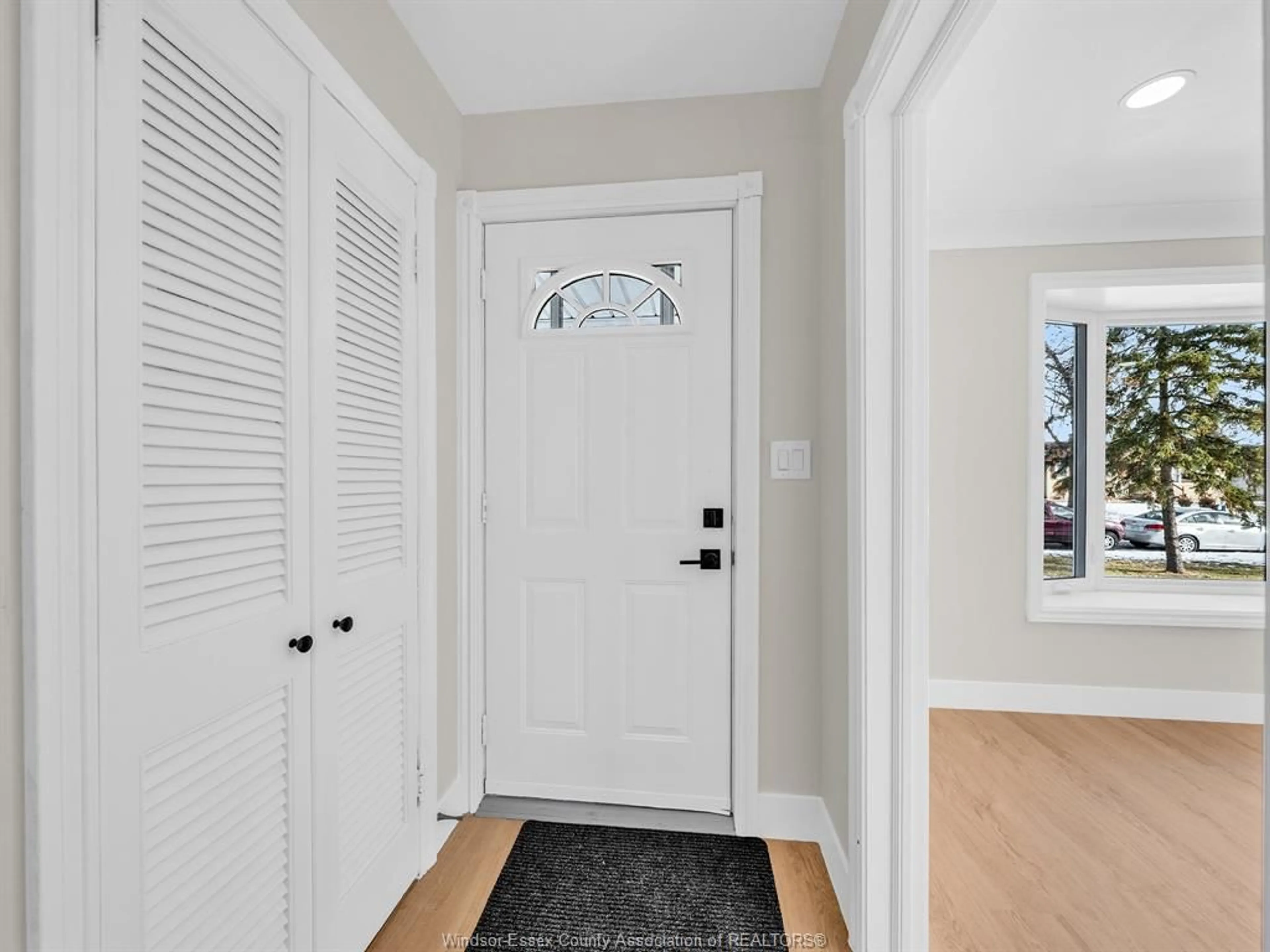 Indoor entryway for 1207 VIRGINIA Ave, Windsor Ontario N8S 2Z1