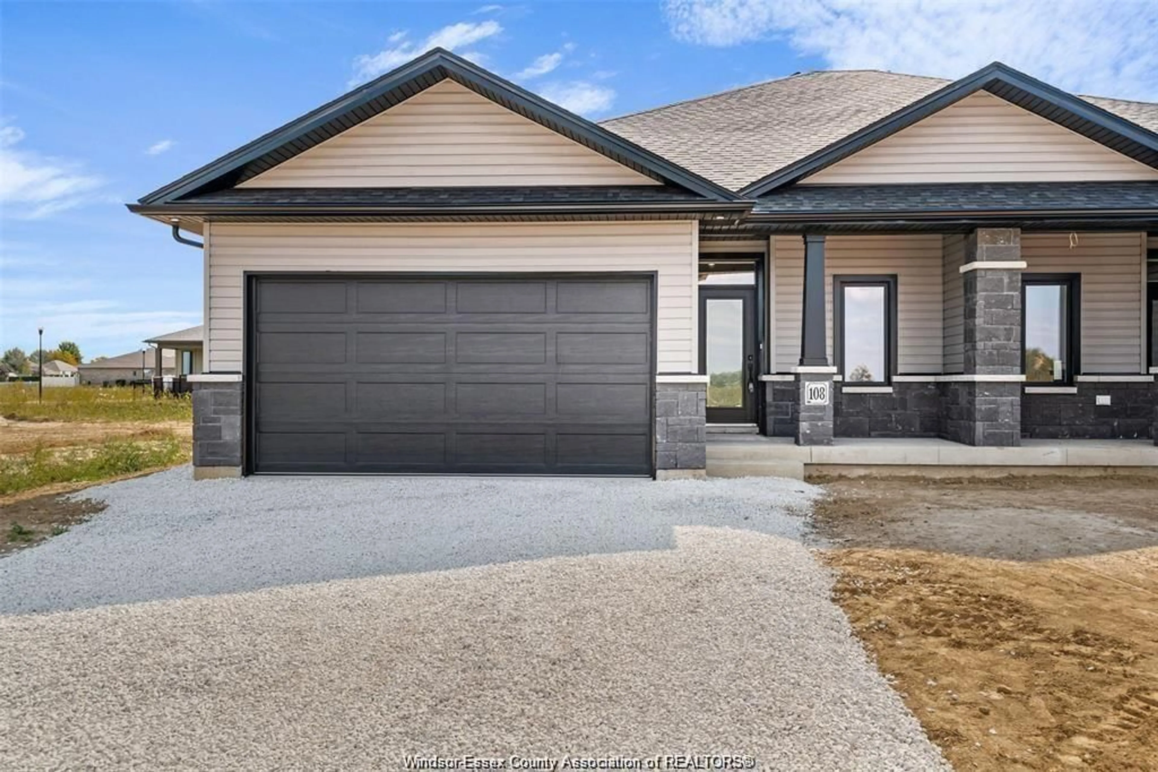 Home with vinyl exterior material, street for 133 BRIGHTON Pl, Chatham Ontario N7L 0G7