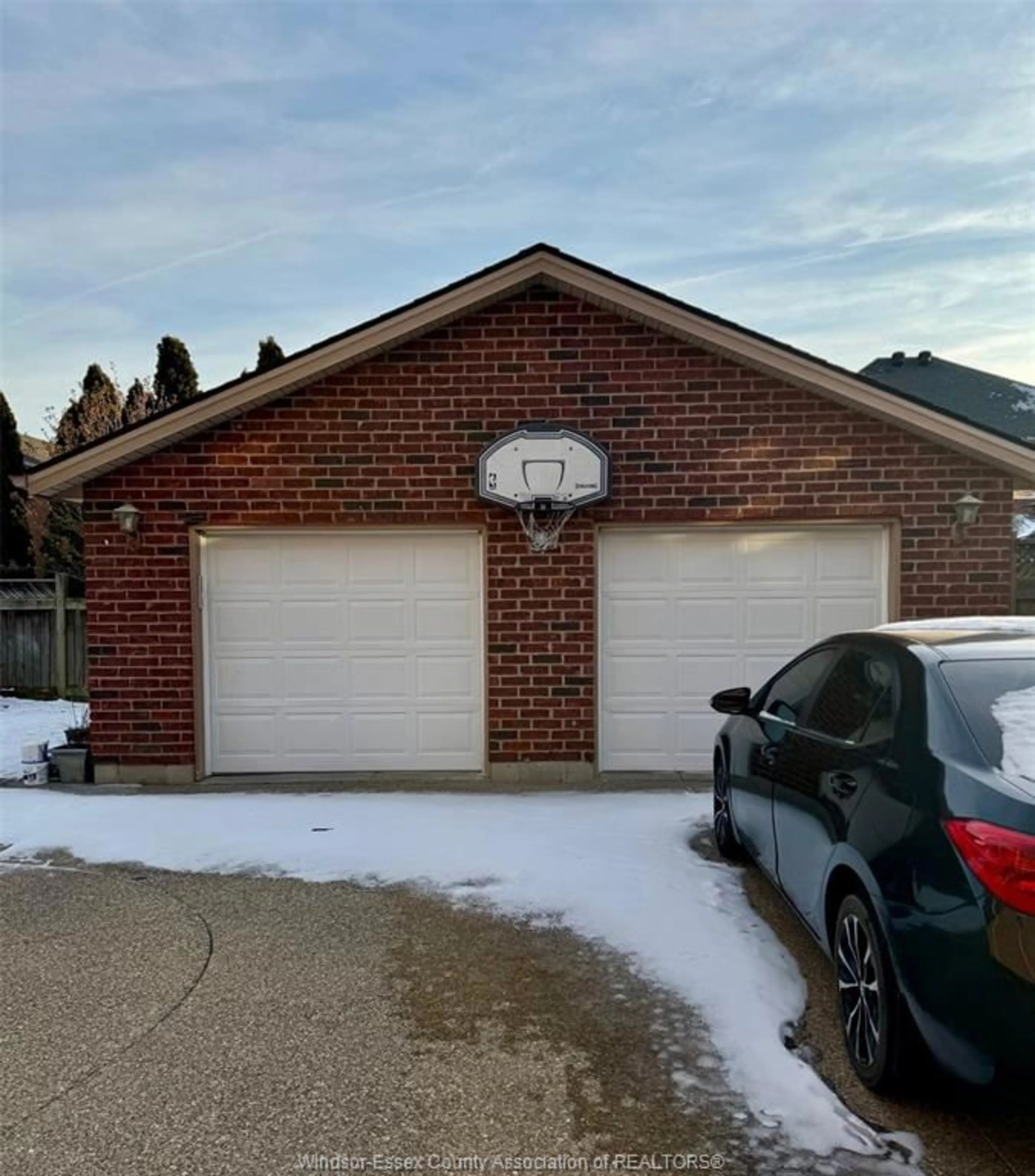 Indoor garage for 11833 SAVANNA St, Windsor Ontario N8P 1P2