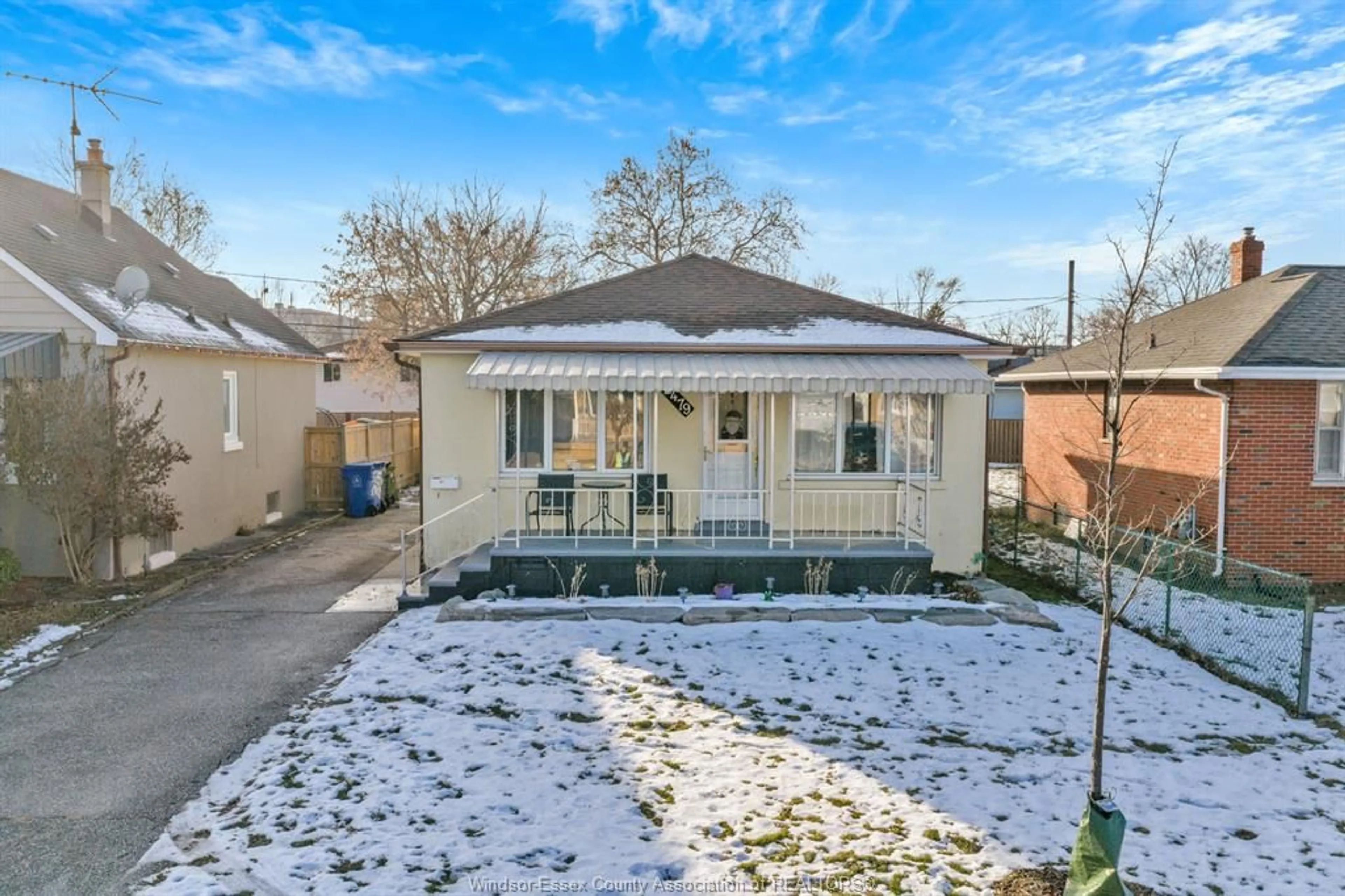 A pic from outside/outdoor area/front of a property/back of a property/a pic from drone, street for 2479 MEIGHEN, Windsor Ontario N8W 4C2