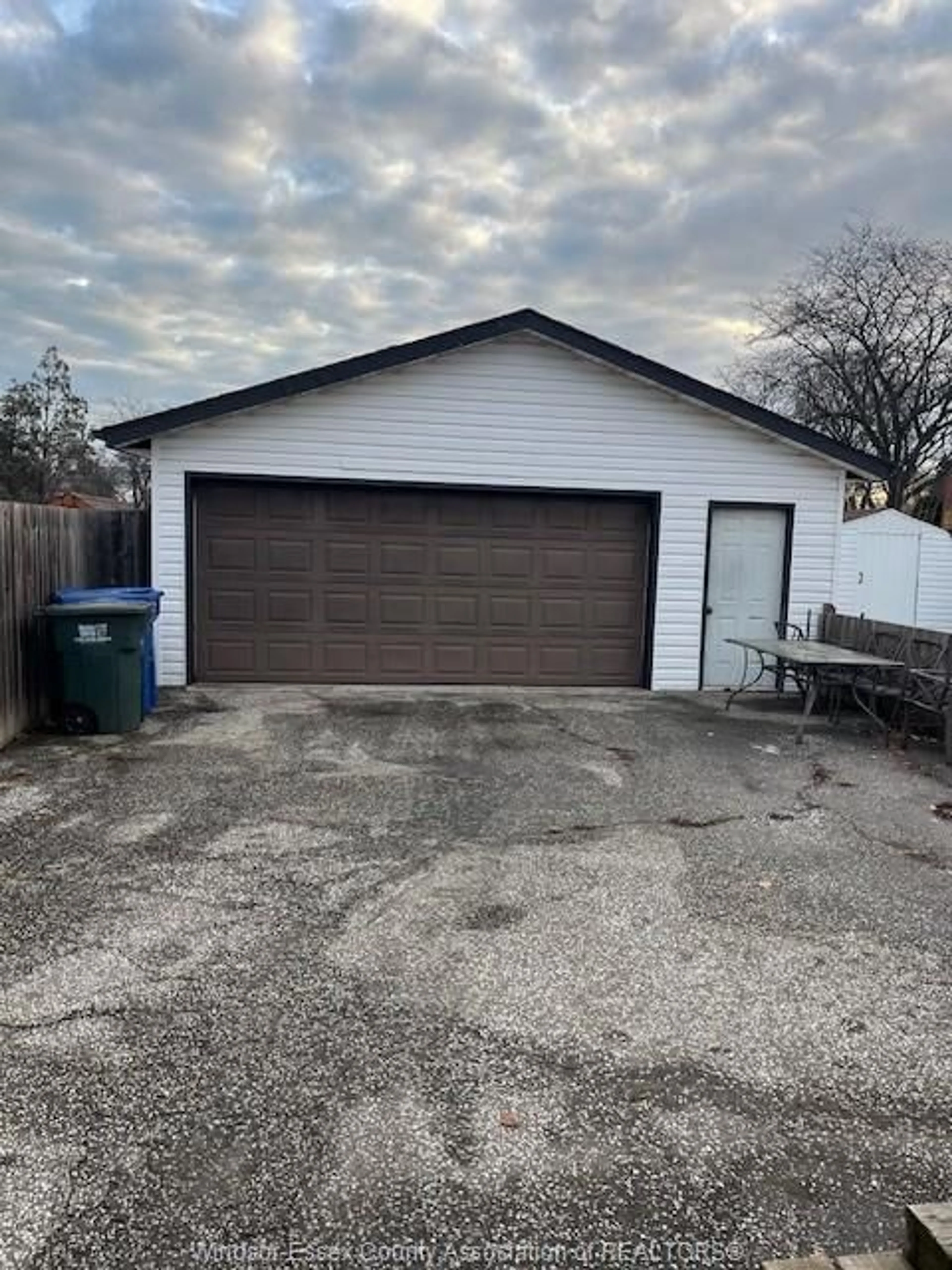 Indoor garage for 2930 FOREST GLADE Dr, Windsor Ontario N8R 1L5