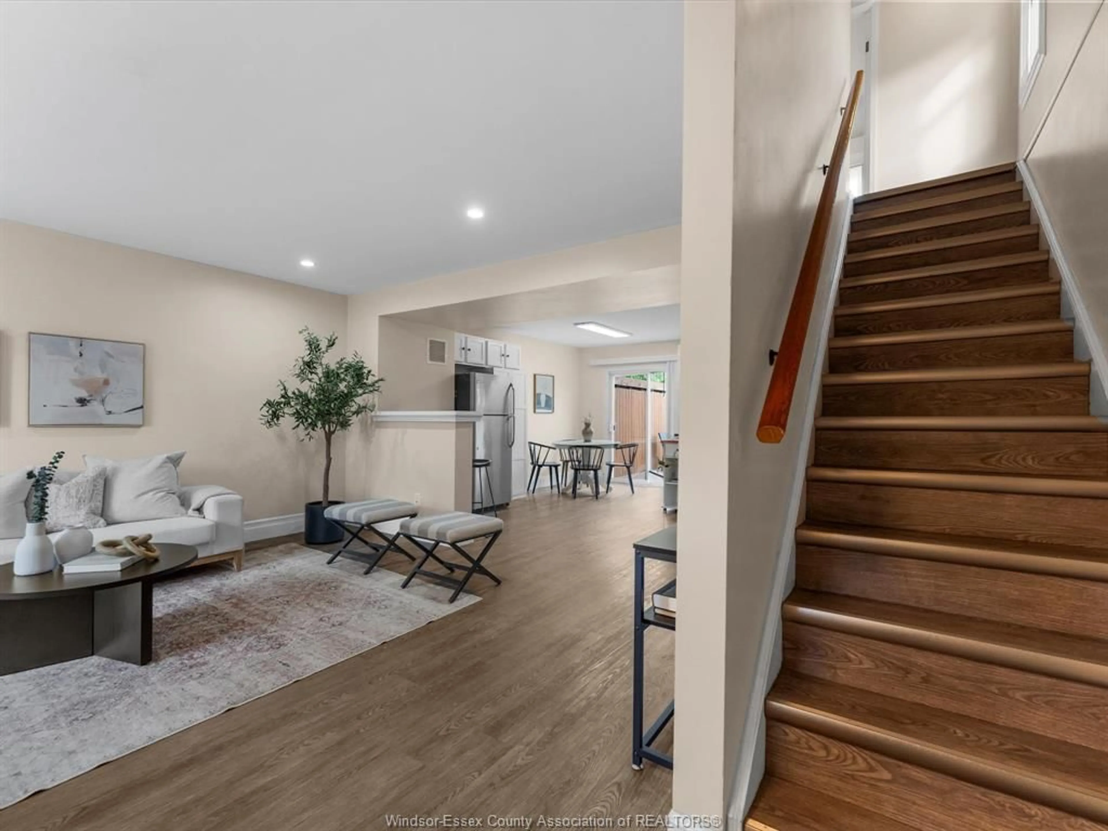 Indoor entryway for 9712 LYNNGROVE Cres, Windsor Ontario N8R 1B7