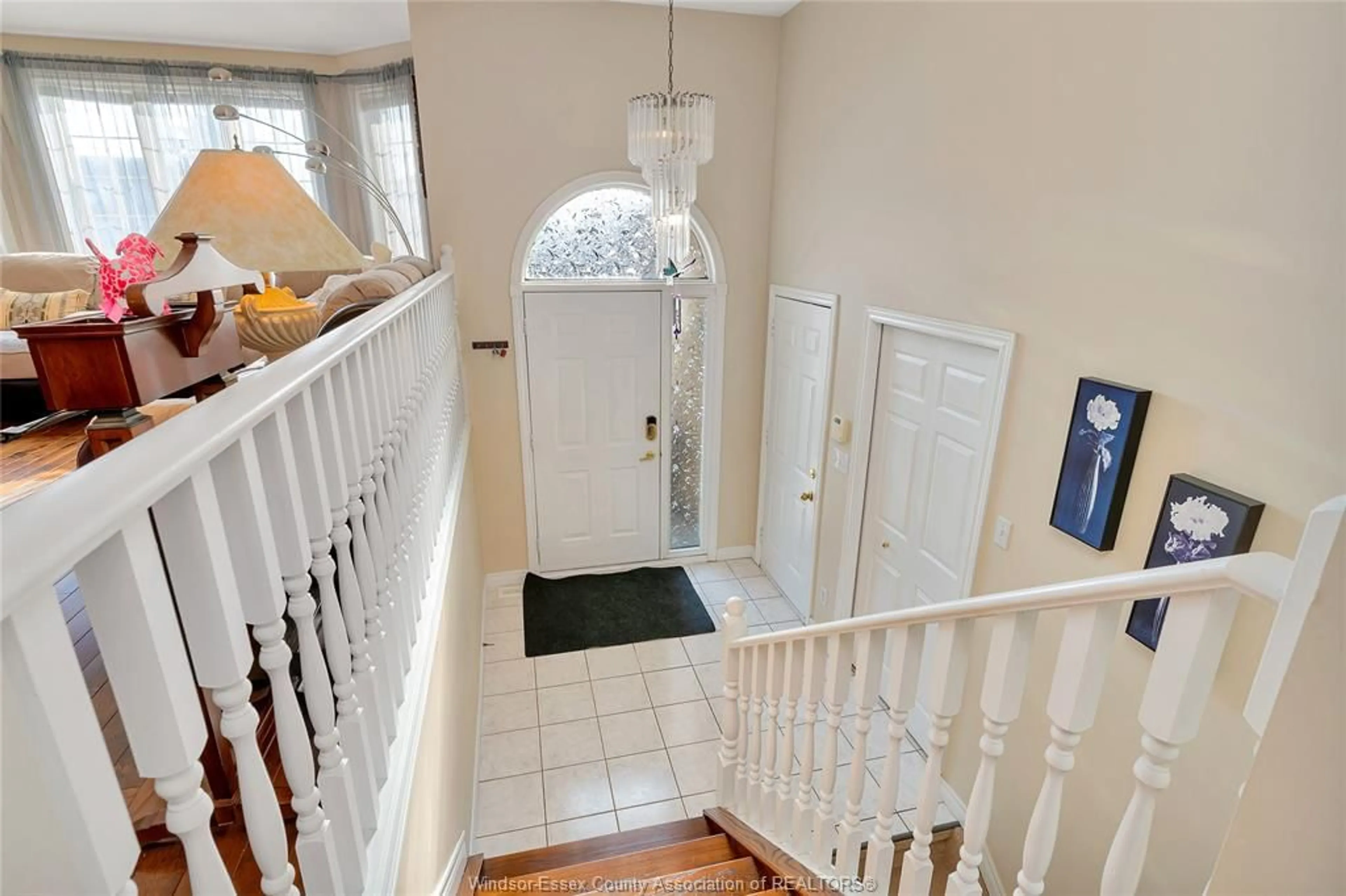 Indoor entryway for 4316 GOLFCOURSE Cres, Windsor Ontario N9G 2P4