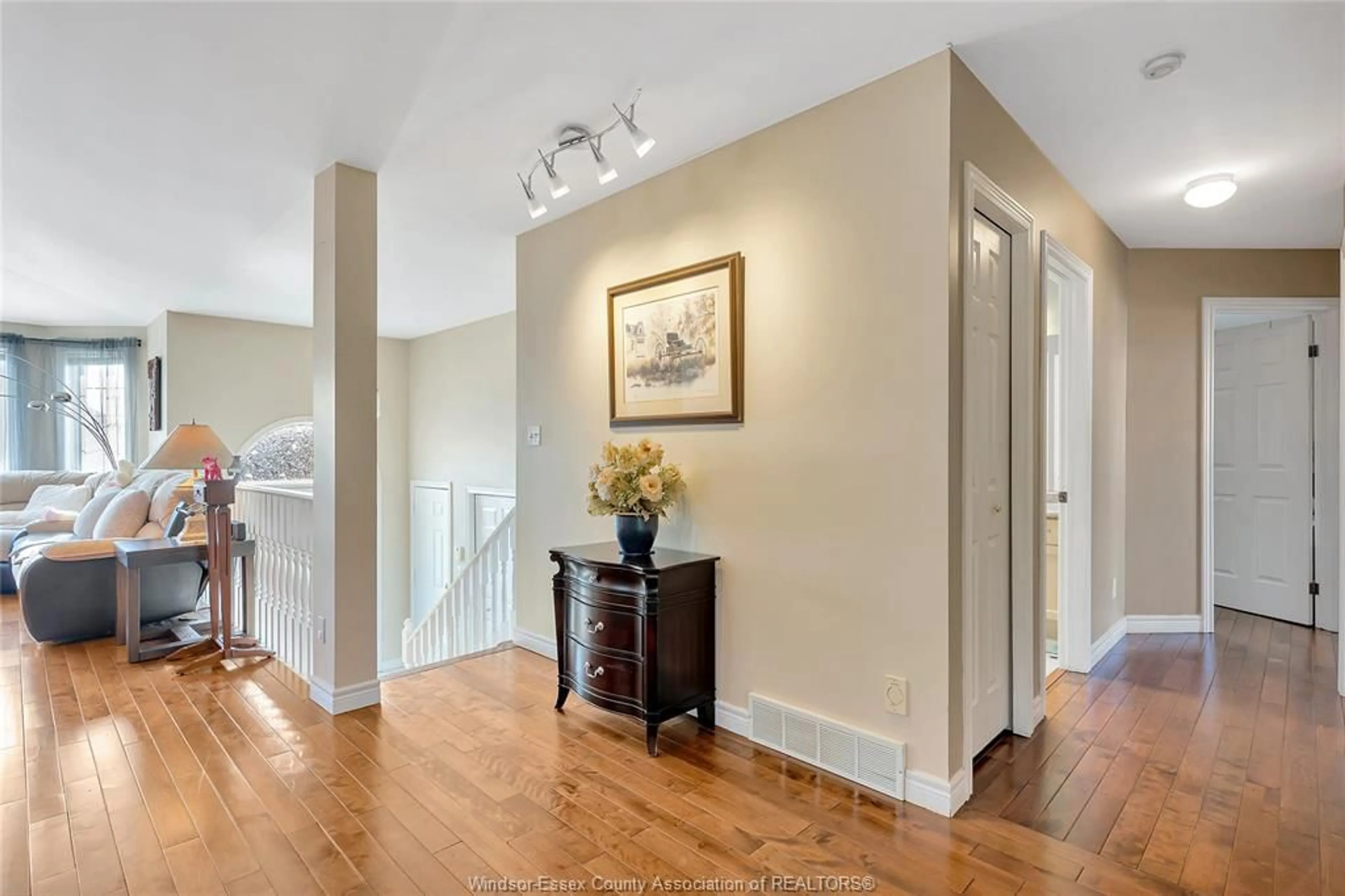 Indoor entryway for 4316 GOLFCOURSE Cres, Windsor Ontario N9G 2P4