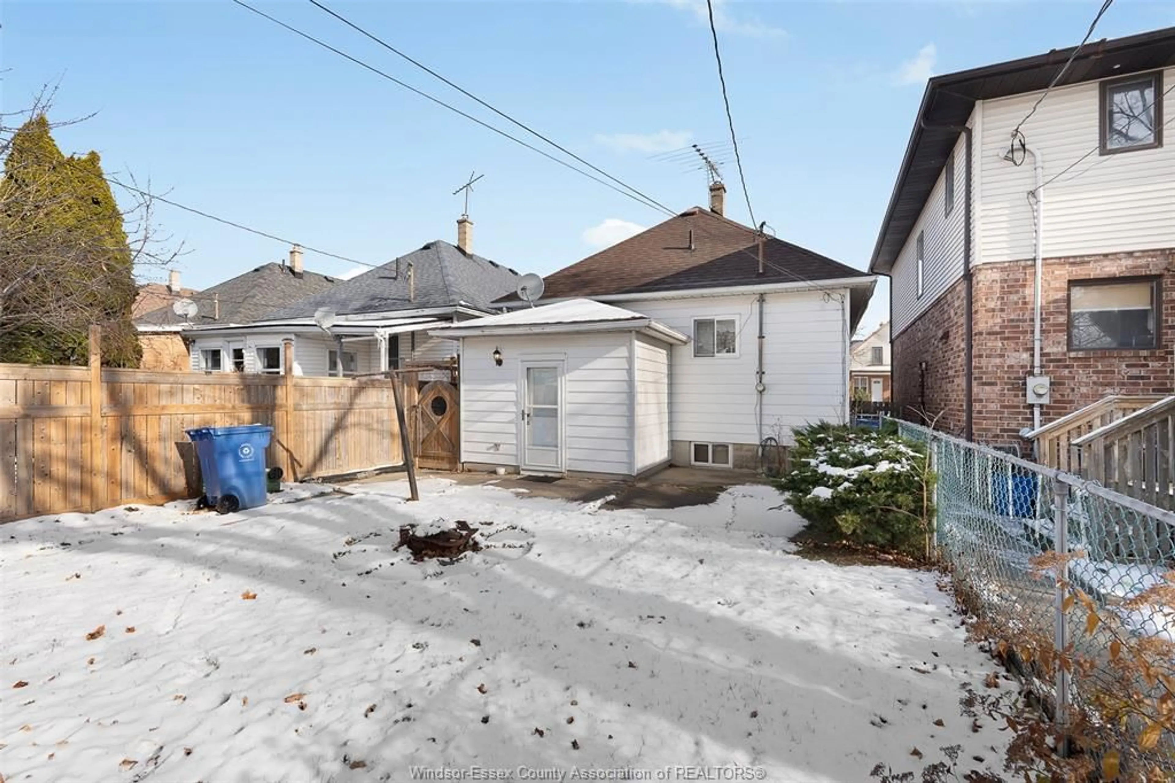 A pic from outside/outdoor area/front of a property/back of a property/a pic from drone, street for 967 GLADSTONE, Windsor Ontario N9A 2R5