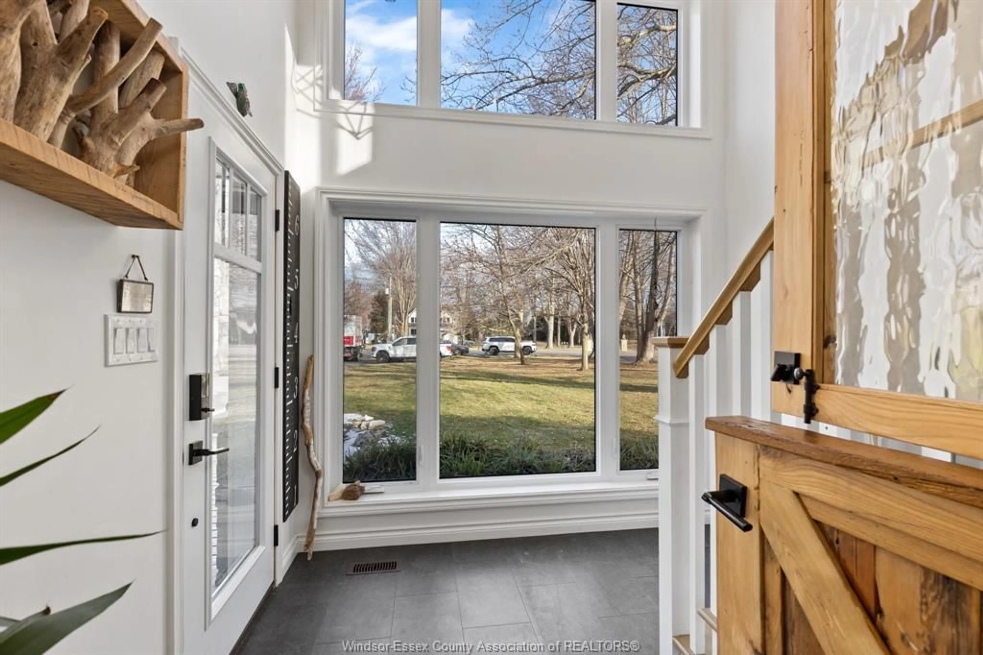 Indoor entryway for 845 OLD TECUMSEH Rd, Lakeshore Ontario N8L 0C3