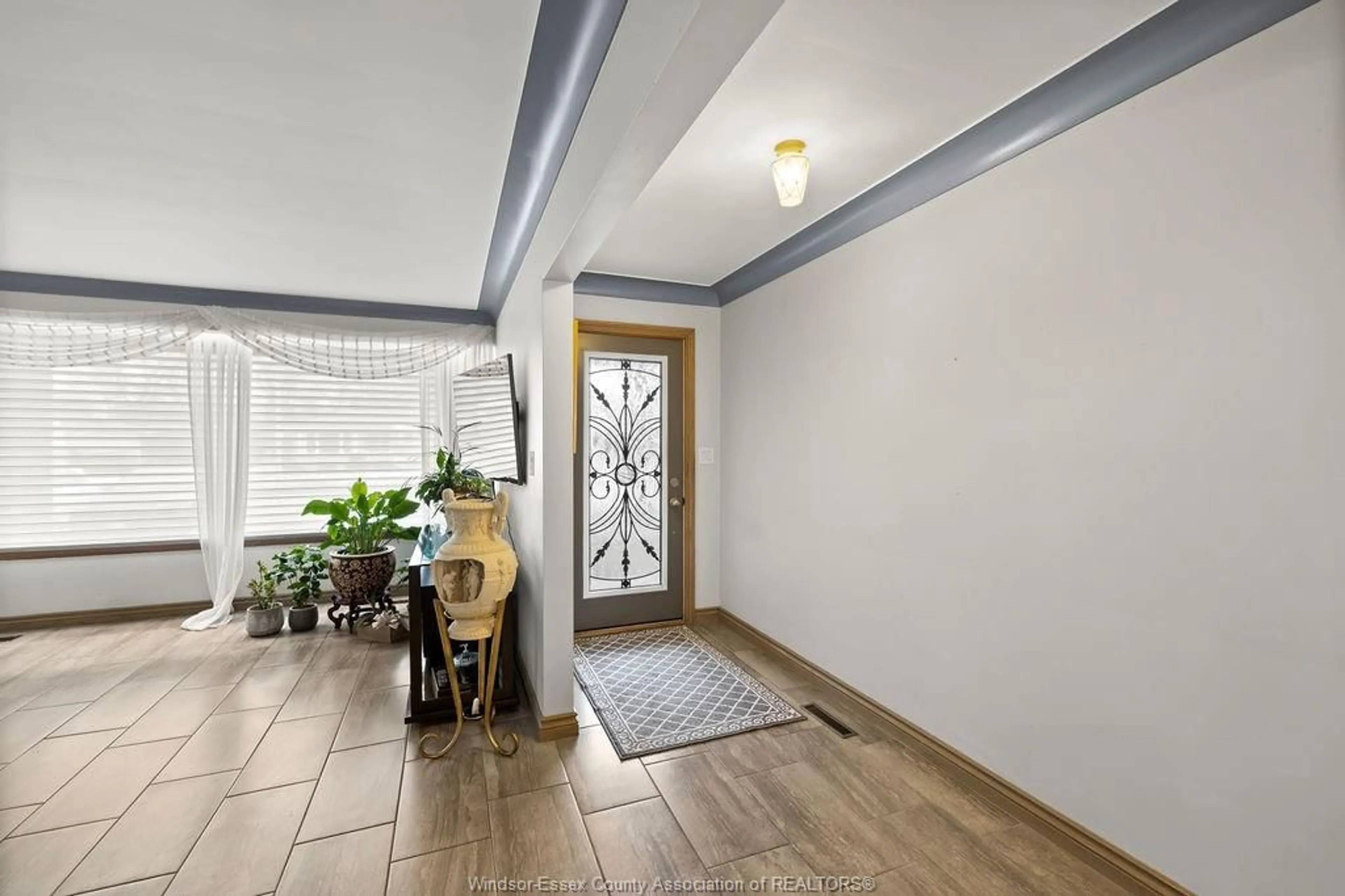 Indoor foyer for 1670 CAMPBELL Ave, Windsor Ontario N9B 2K6