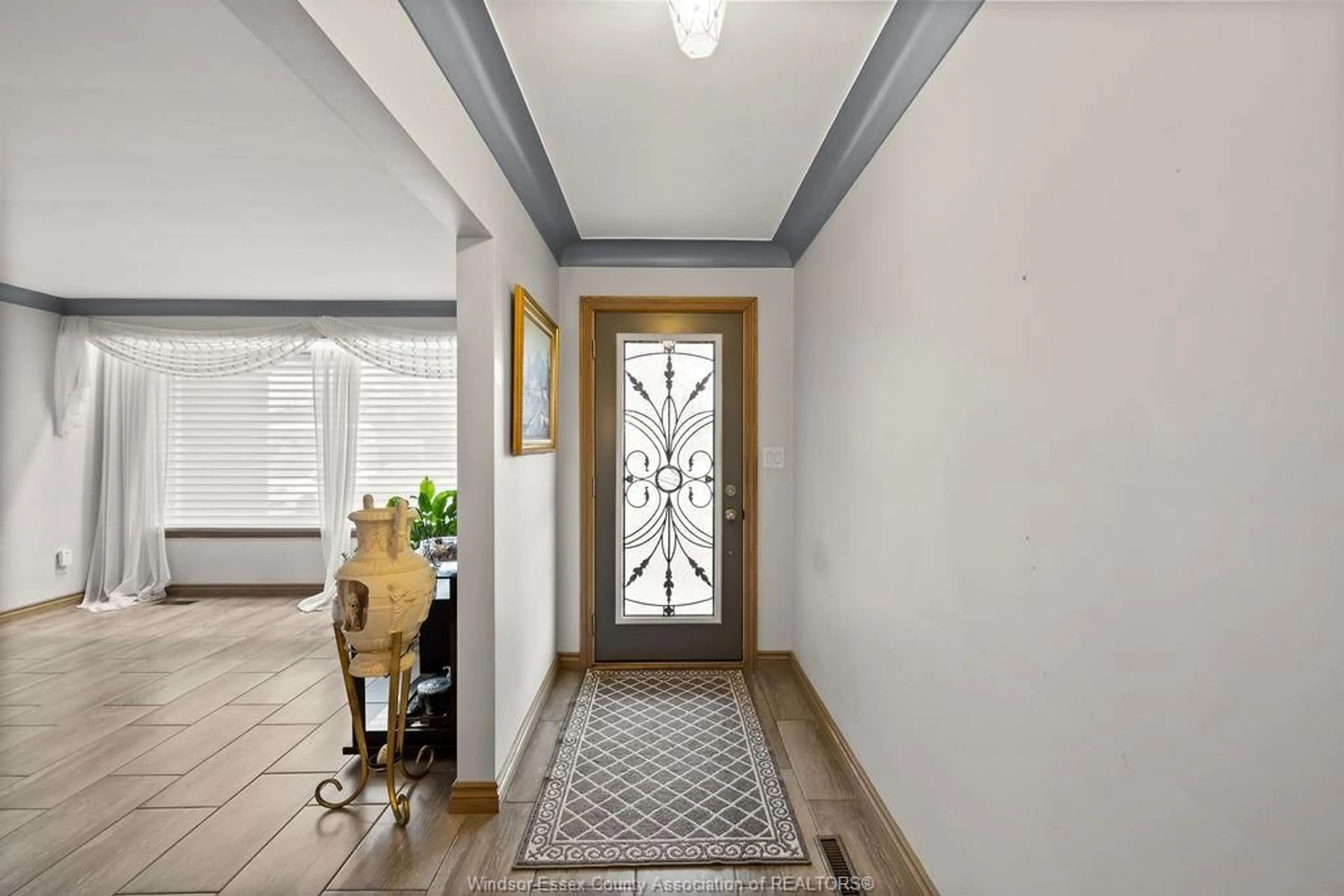 Indoor foyer for 1670 CAMPBELL Ave, Windsor Ontario N9B 2K6