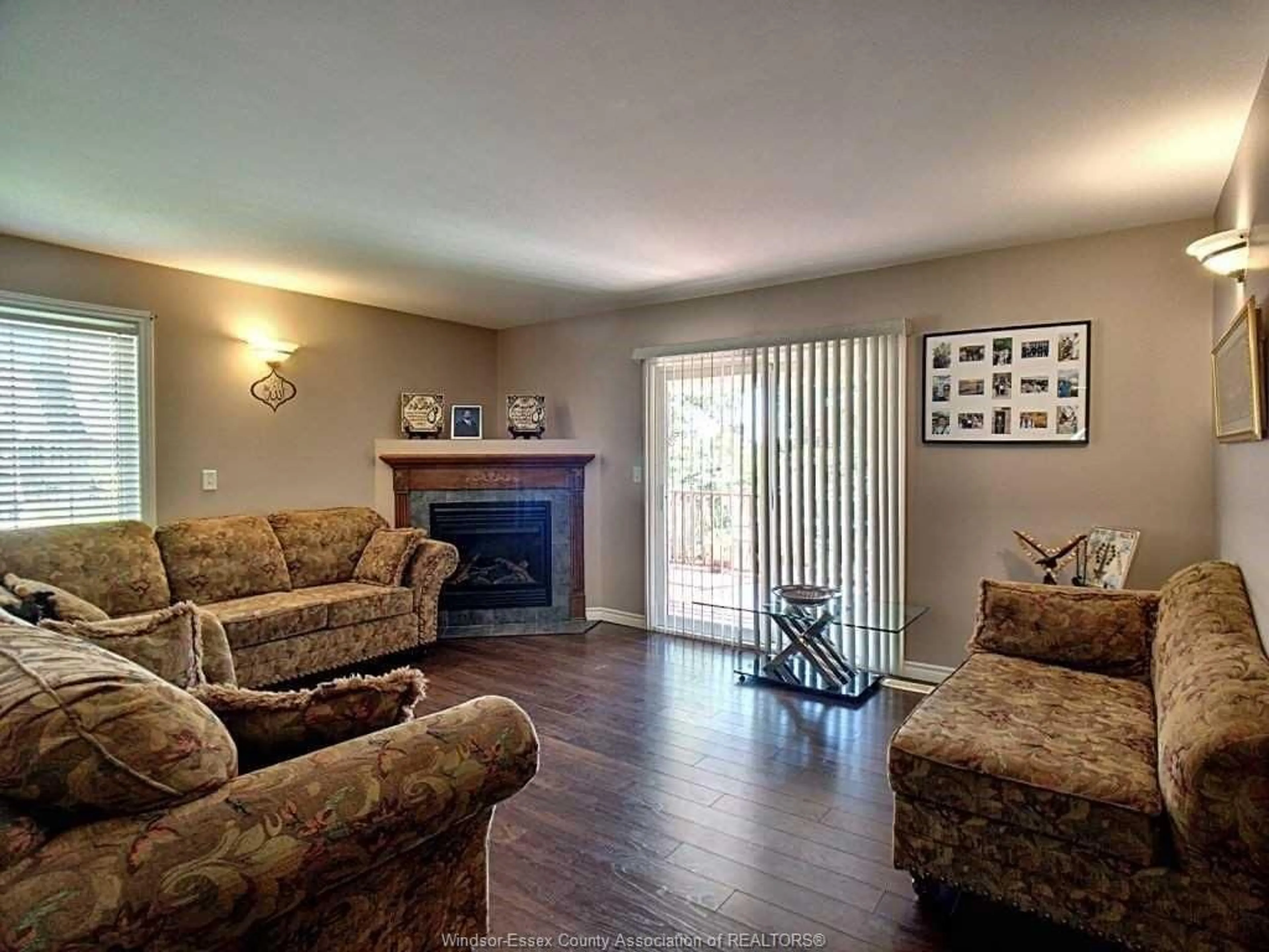 Living room with furniture, wood/laminate floor for 172 STURGEON MEADOWS, Leamington Ontario N8H 5M7