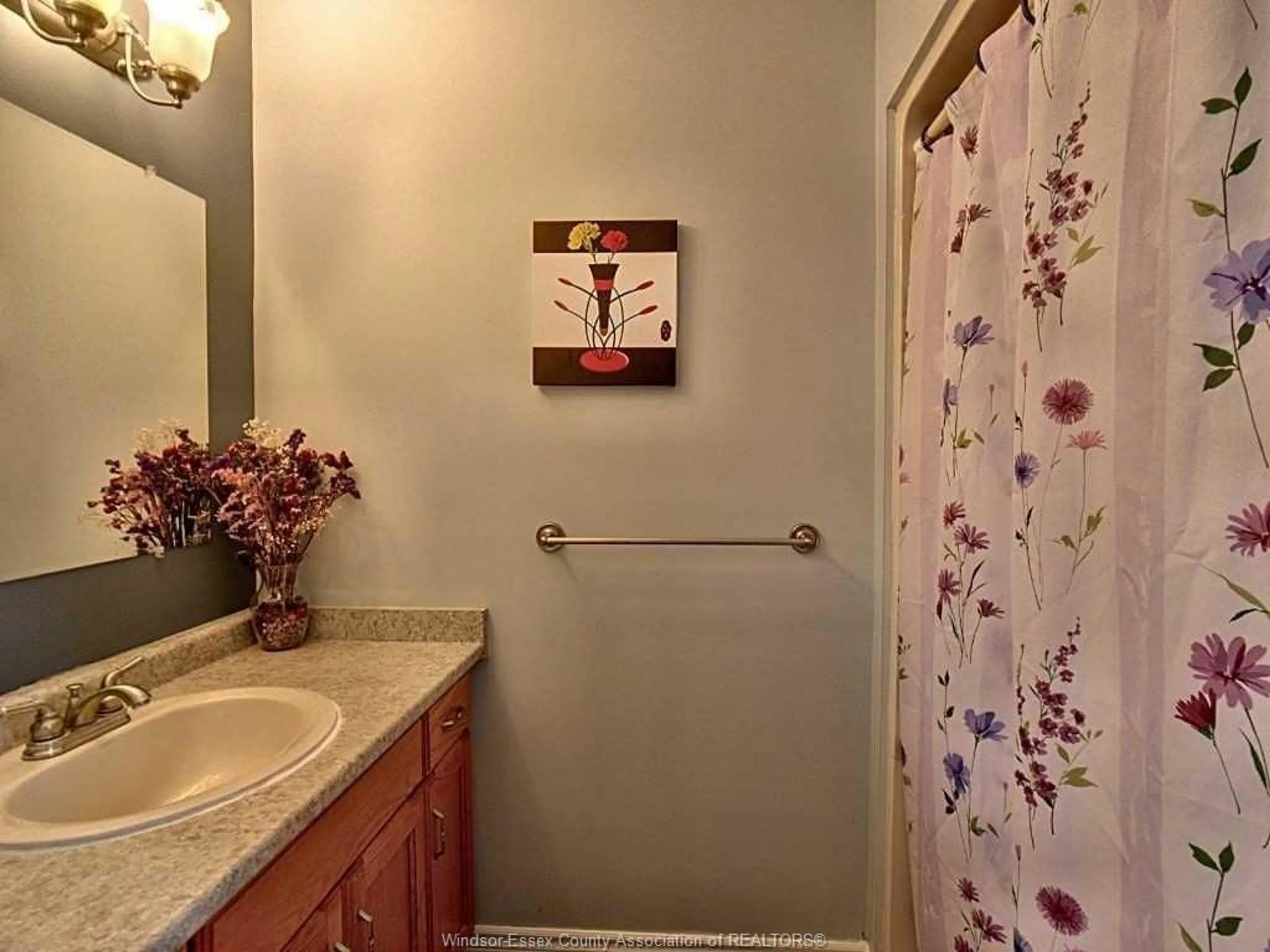 Standard bathroom, ceramic/tile floor for 172 STURGEON MEADOWS, Leamington Ontario N8H 5M7