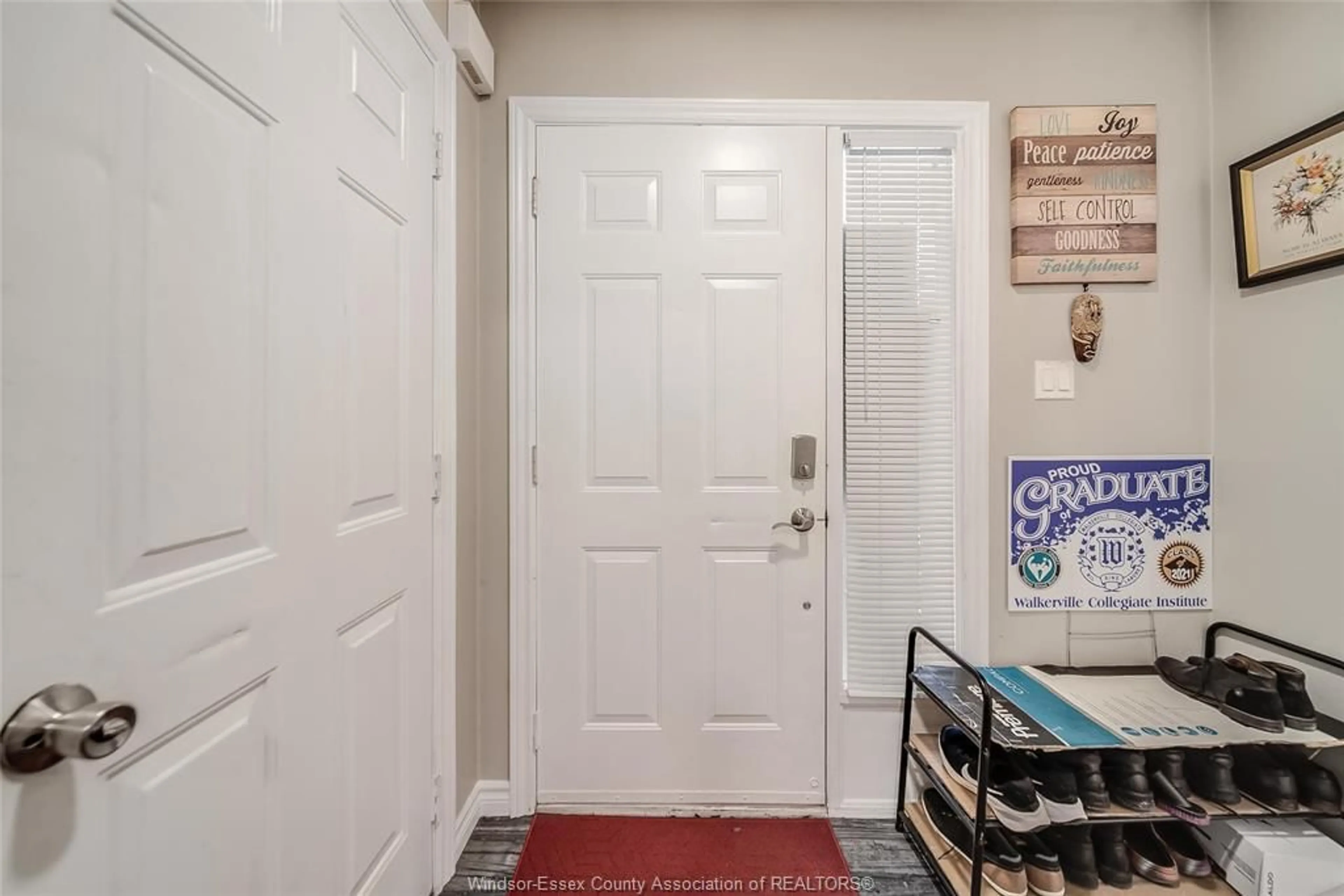 Indoor entryway for 1319 CARDINAL Cres, Tecumseh Ontario N9A 6V7