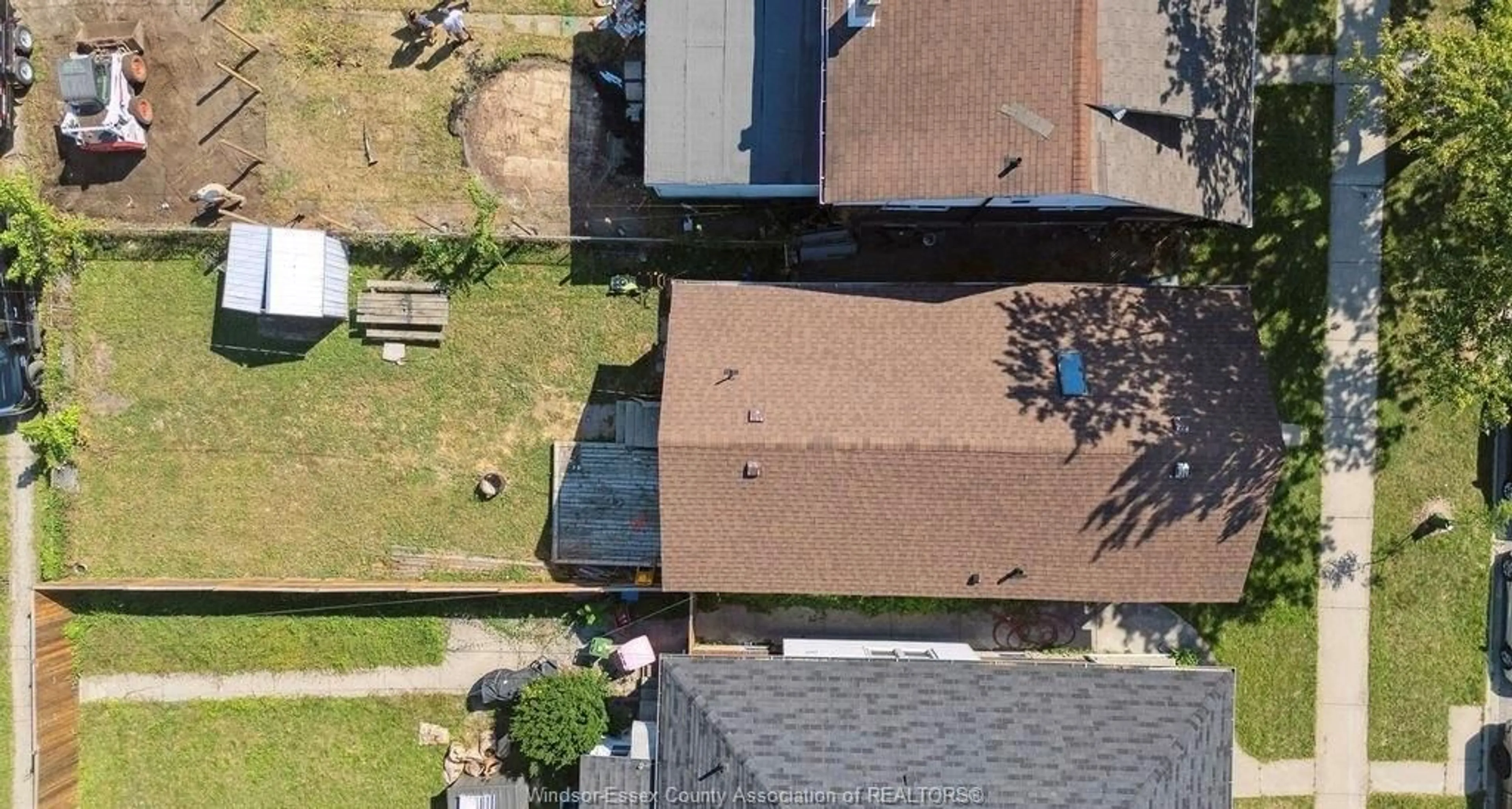 A pic from outside/outdoor area/front of a property/back of a property/a pic from drone, street for 1030 OAK St, Windsor Ontario N9A 5G4