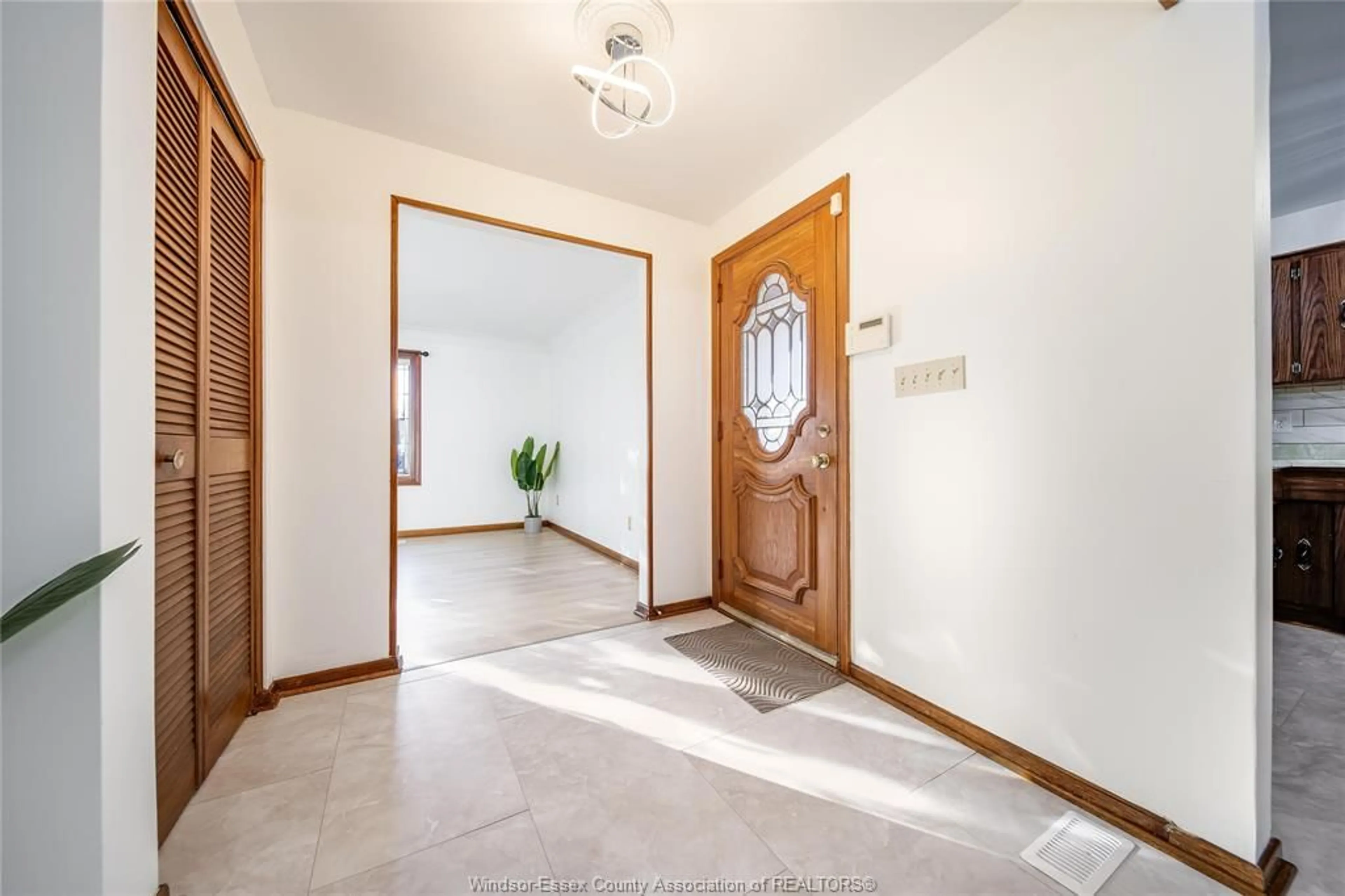 Indoor foyer for 9223 ESPLANADE Dr, Windsor Ontario N8R 1J2