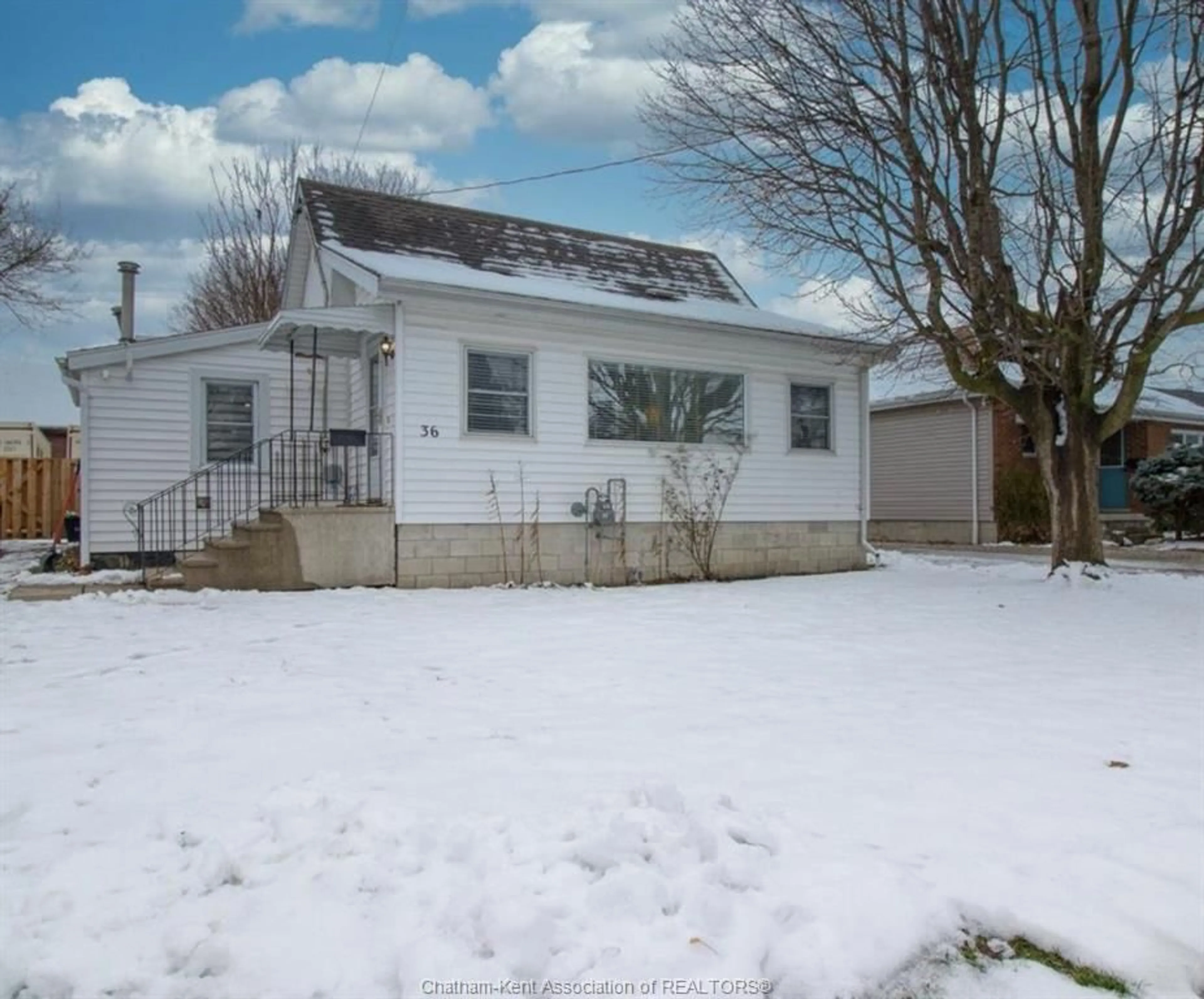 A pic from outside/outdoor area/front of a property/back of a property/a pic from drone, street for 36 O'Neil St, Chatham Ontario N7M 3A3