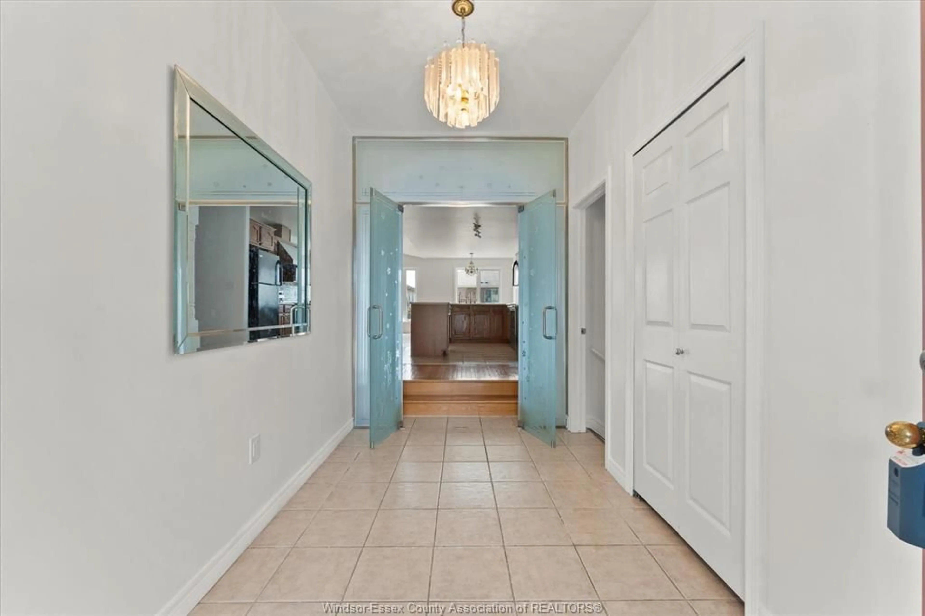 Indoor entryway for 2205 RANDOLPH Ave, Windsor Ontario N9B 3V9