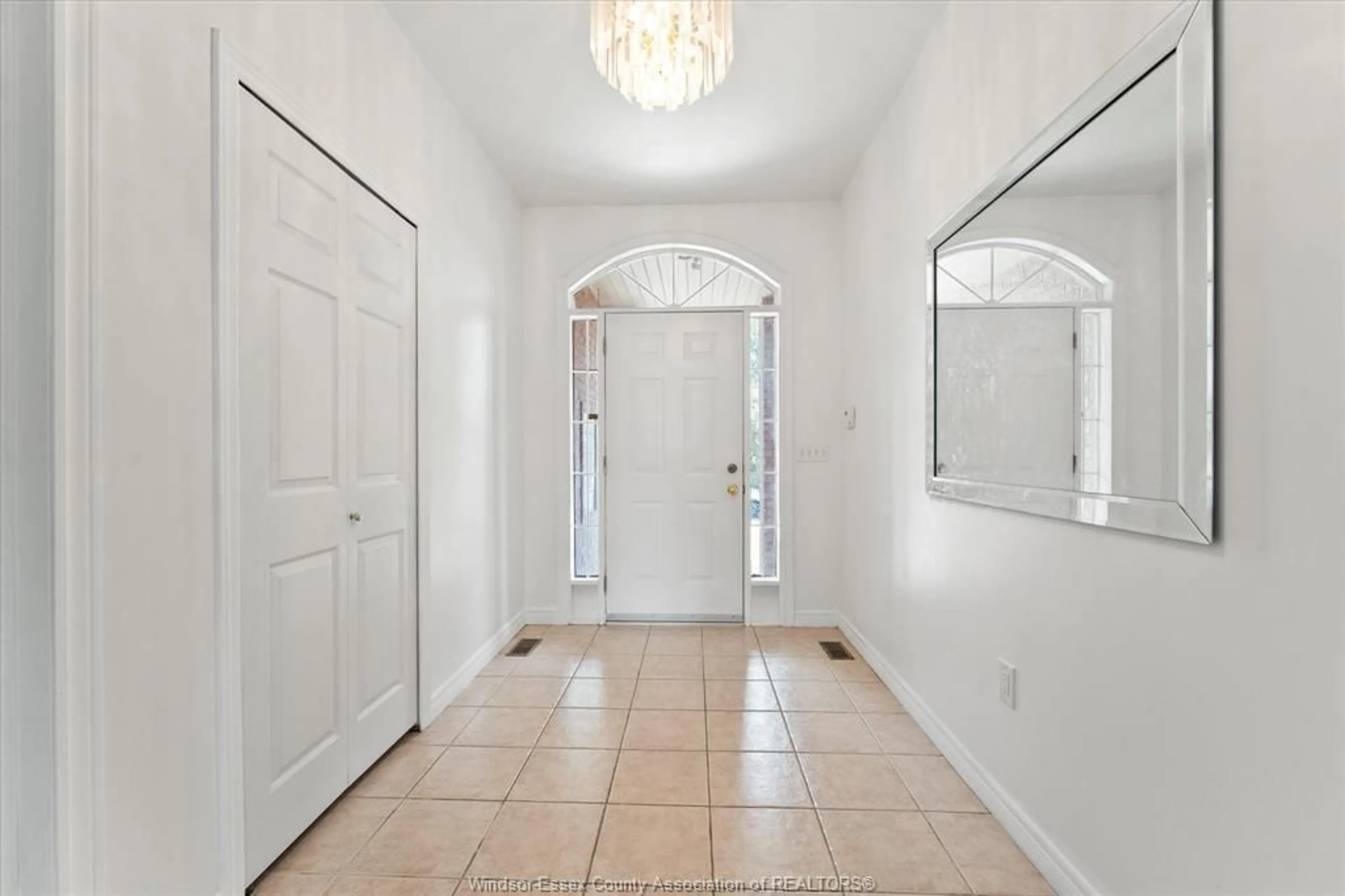 Indoor entryway for 2205 RANDOLPH Ave, Windsor Ontario N9B 3V9