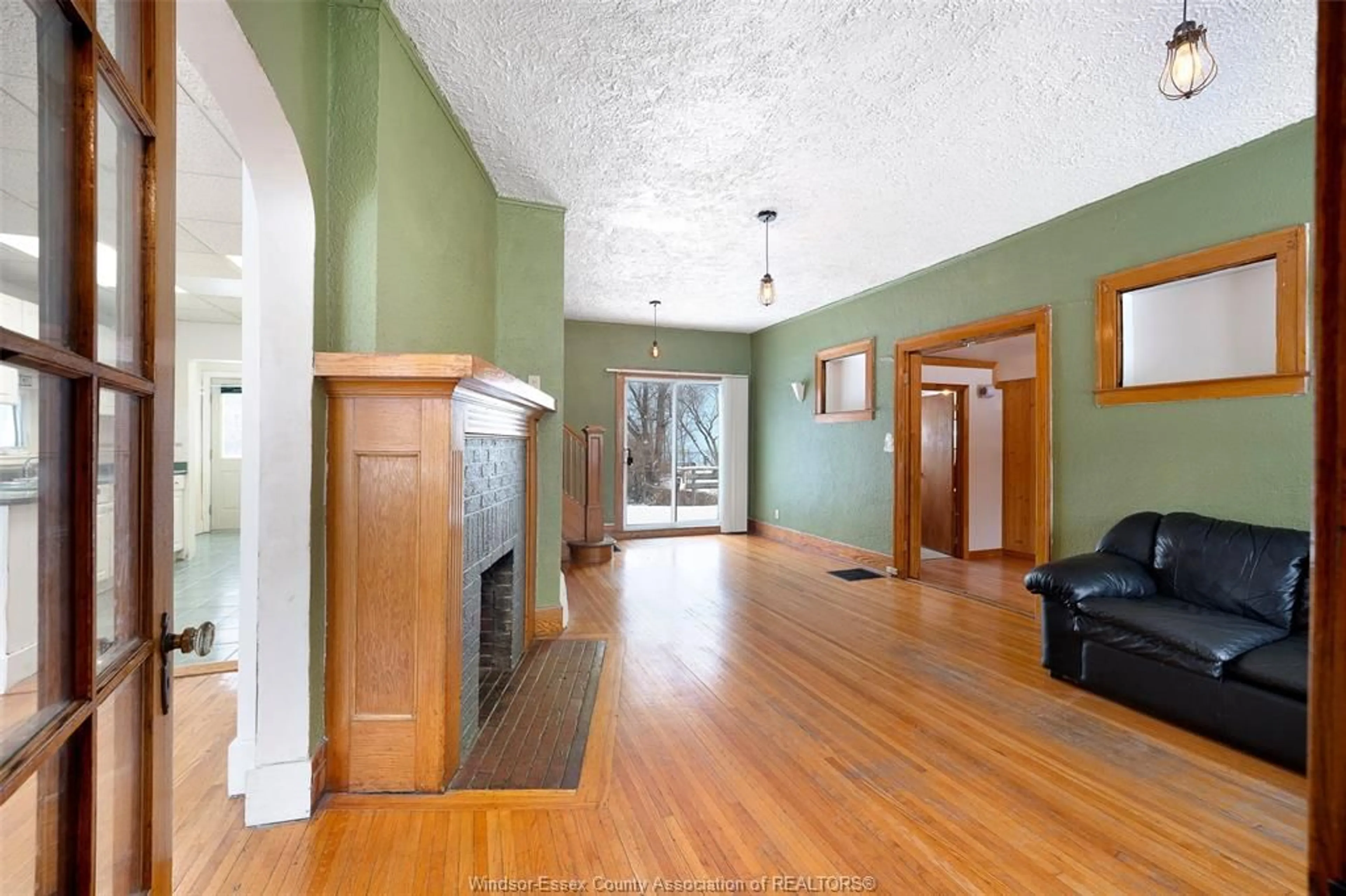 Indoor foyer for 3522 SANDWICH St, Windsor Ontario N9C 1B5