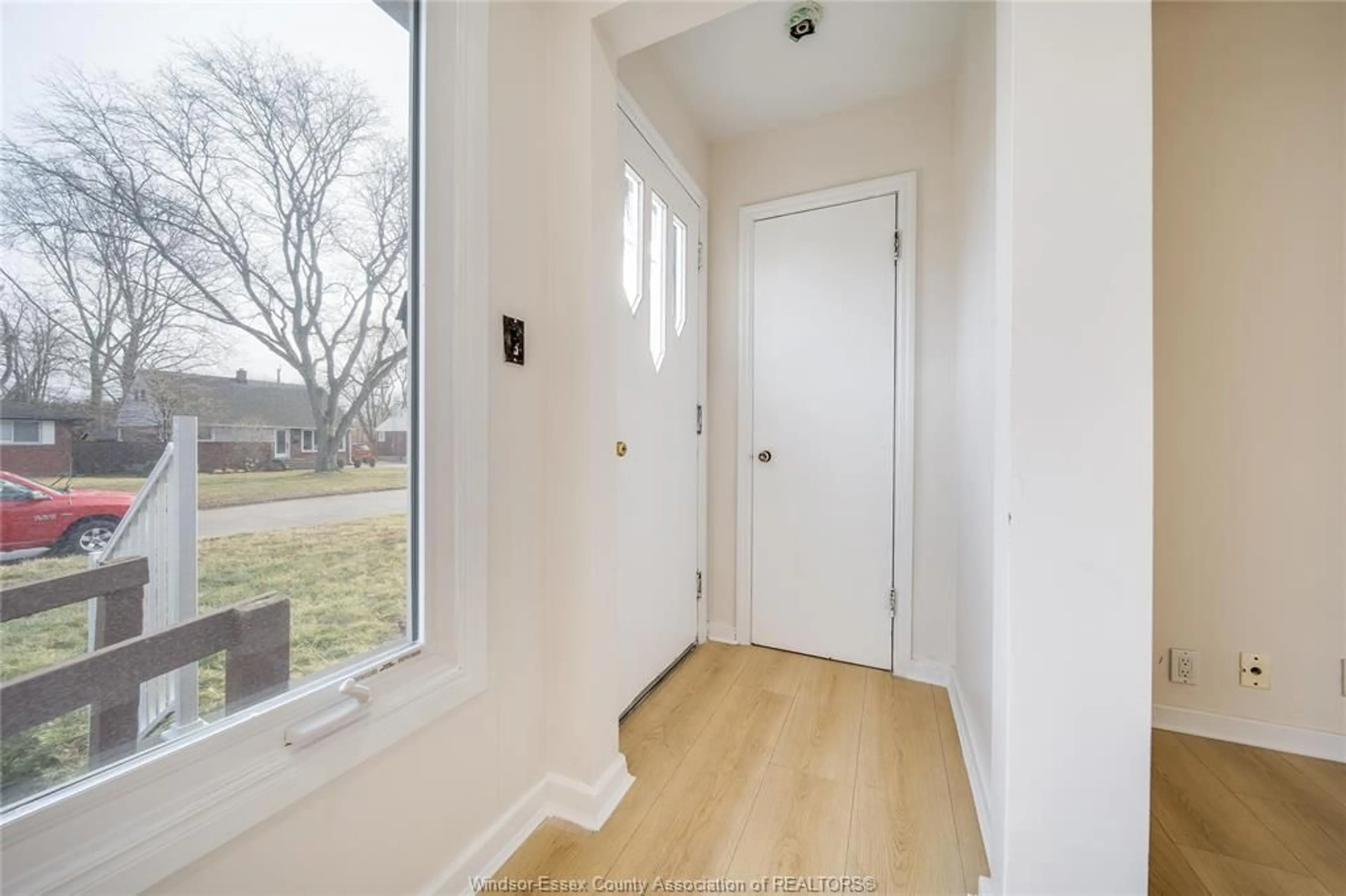 Indoor entryway for 3209 DANDURAND, Windsor Ontario N9E 2E9