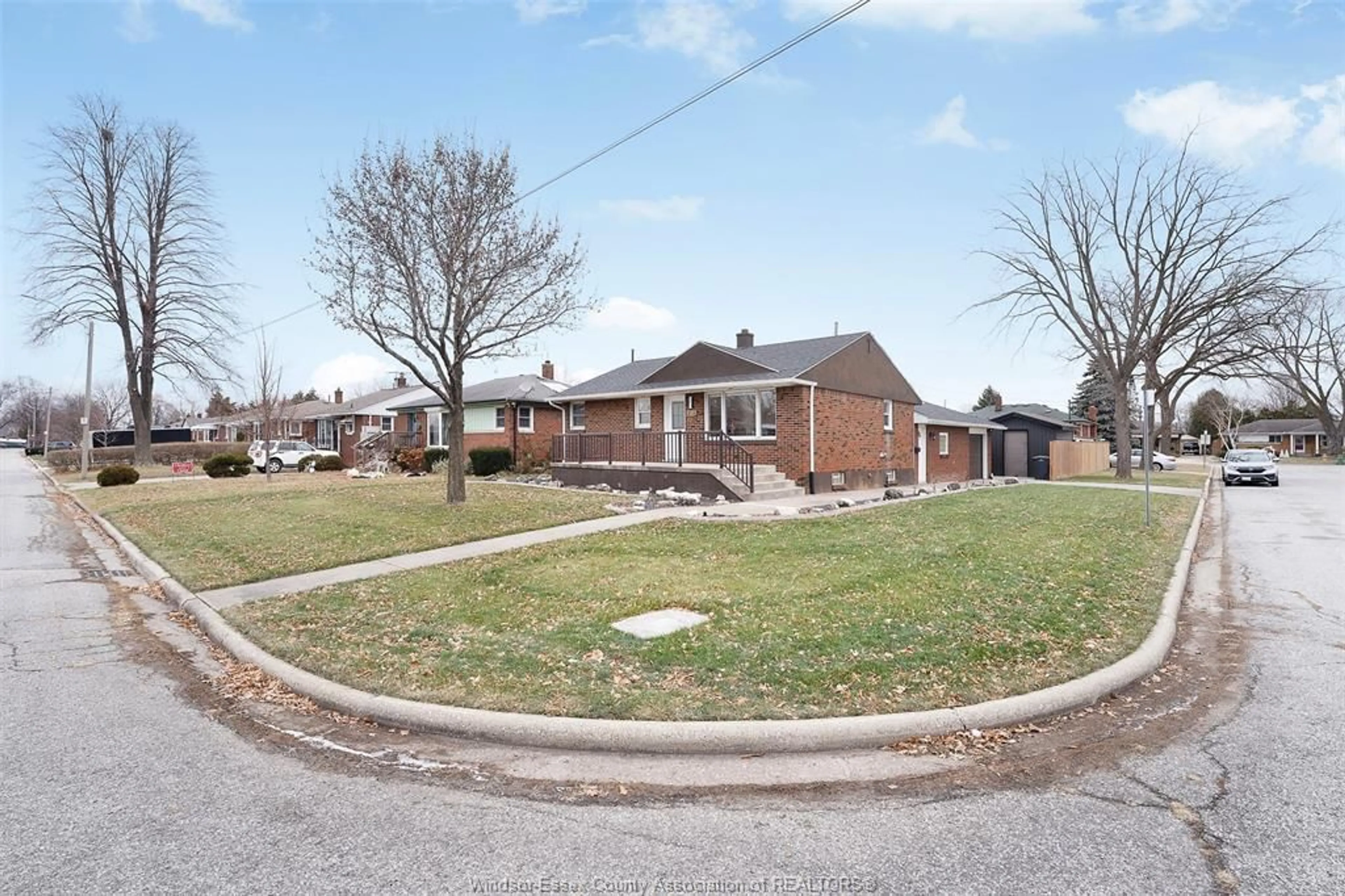 A pic from outside/outdoor area/front of a property/back of a property/a pic from drone, street for 3789 MYRTLE, Windsor Ontario N9C 2C9