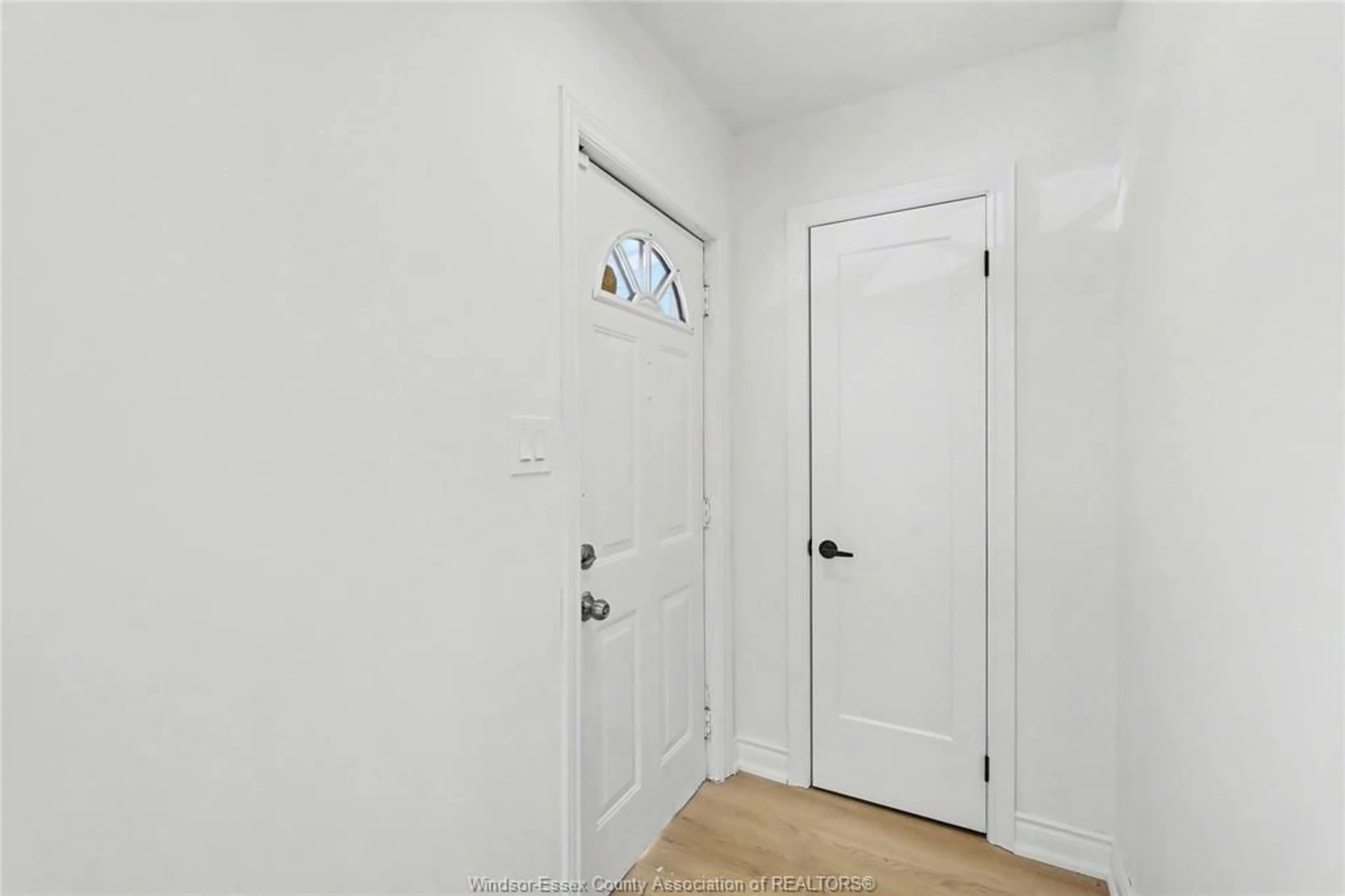 Indoor entryway for 518 GEORGE St, Sarnia Ontario N7T 4P9