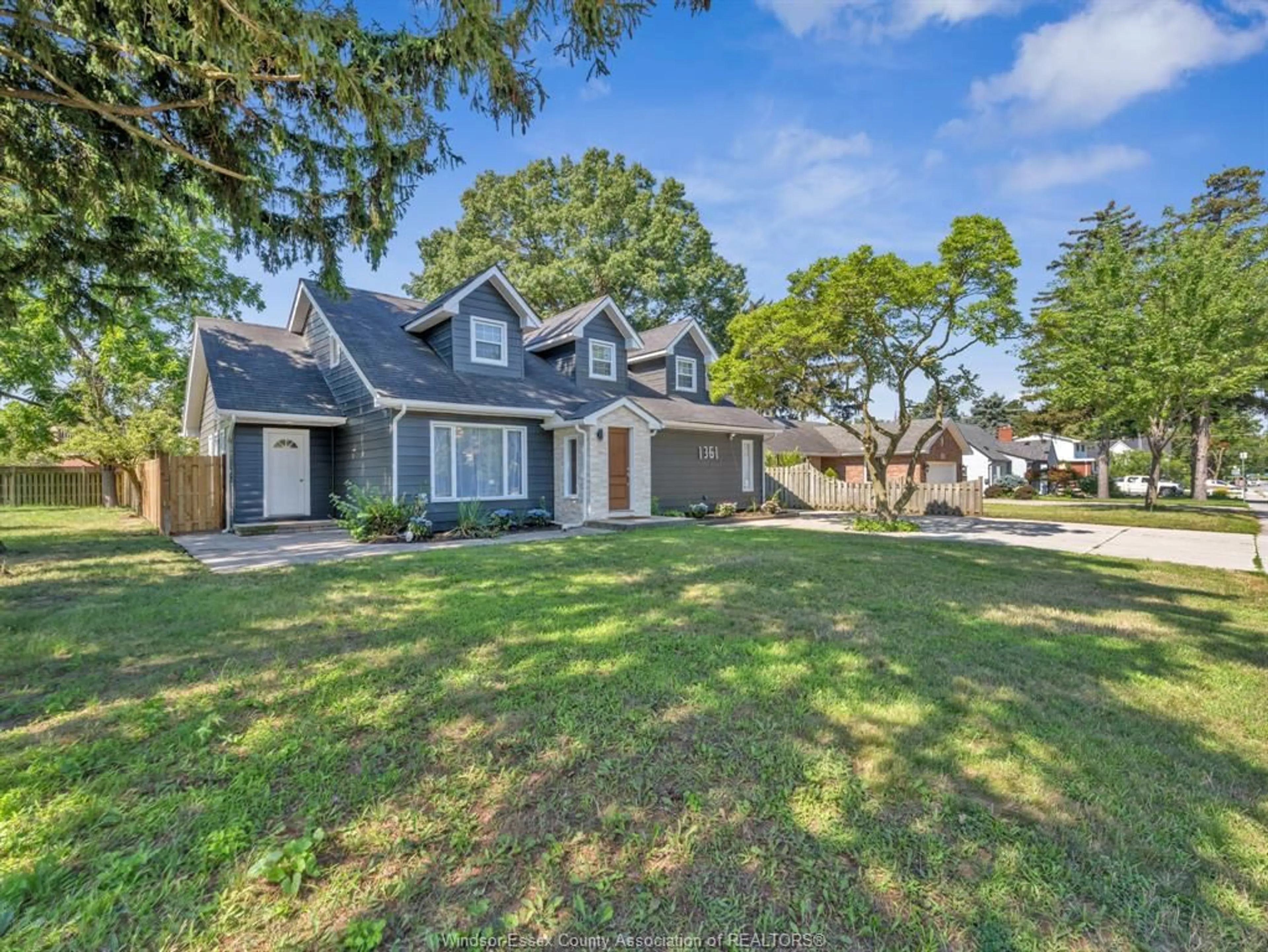 A pic from outside/outdoor area/front of a property/back of a property/a pic from drone, street for 1361 CHAPPELL Ave, Windsor Ontario N9C 3E1