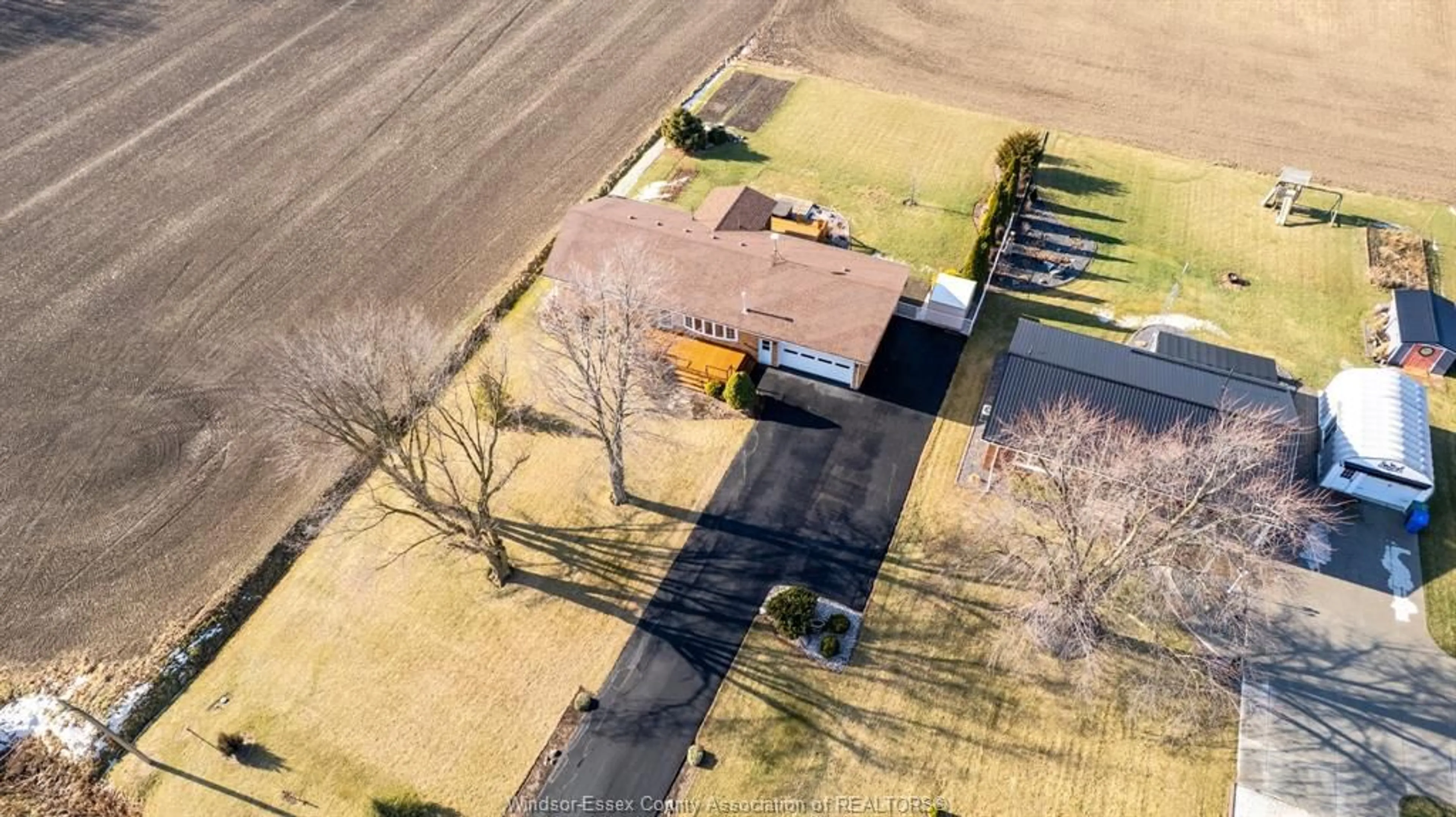 A pic from outside/outdoor area/front of a property/back of a property/a pic from drone, building for 6578 CONCESSION 6, Amherstburg Ontario N9V 1Y9