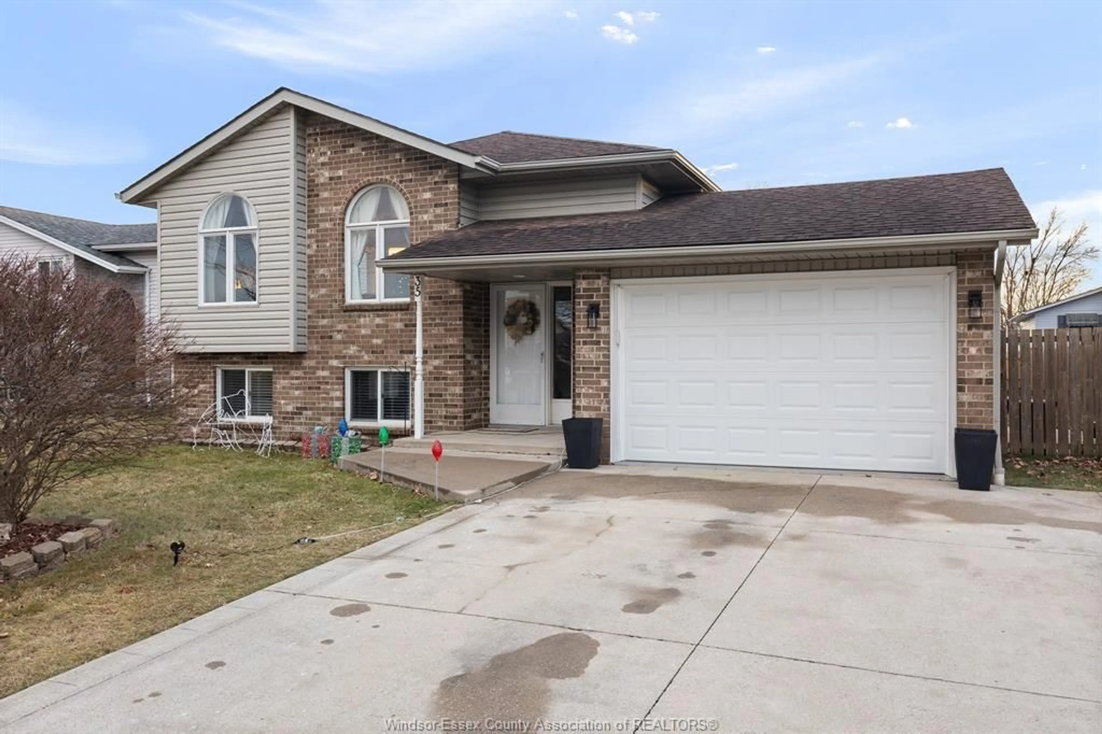 Home with vinyl exterior material, street for 35 VERMONT, Amherstburg Ontario N9V 3X8