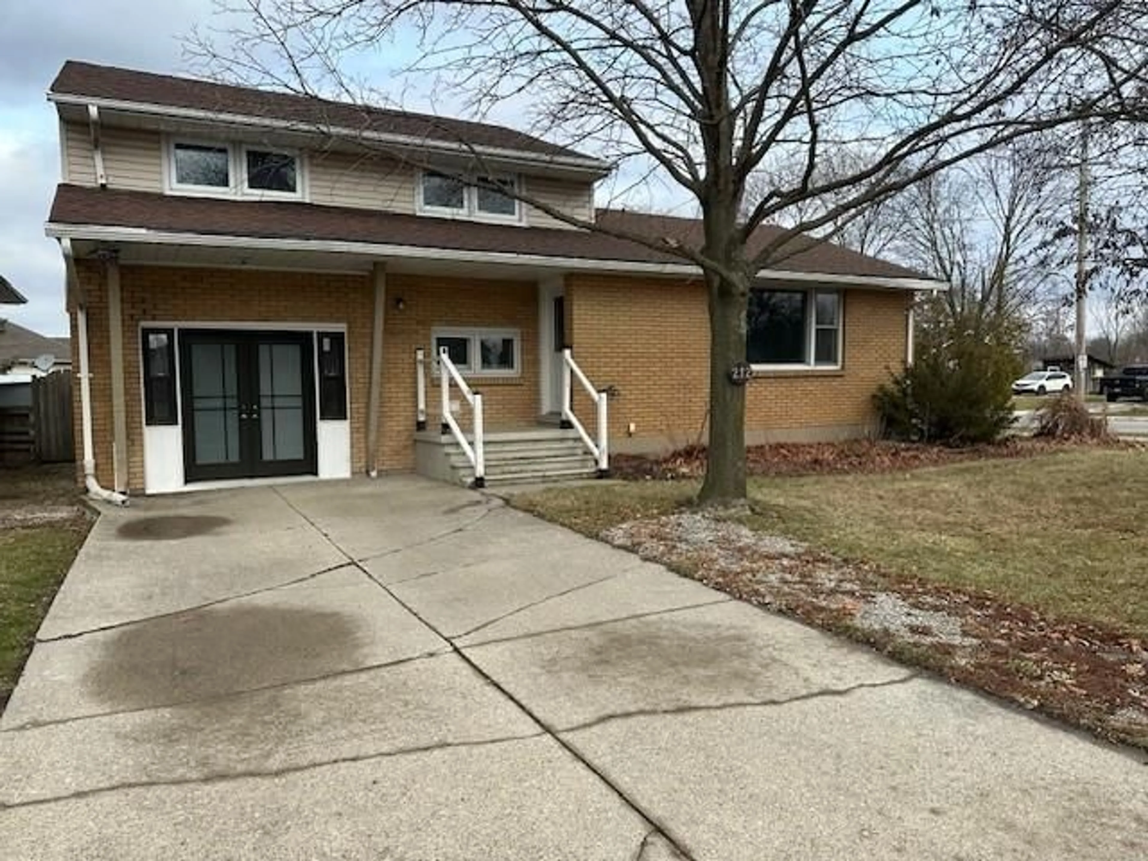 A pic from outside/outdoor area/front of a property/back of a property/a pic from drone, street for 212 CAMERON St, St Clair Ontario N0N 1G0