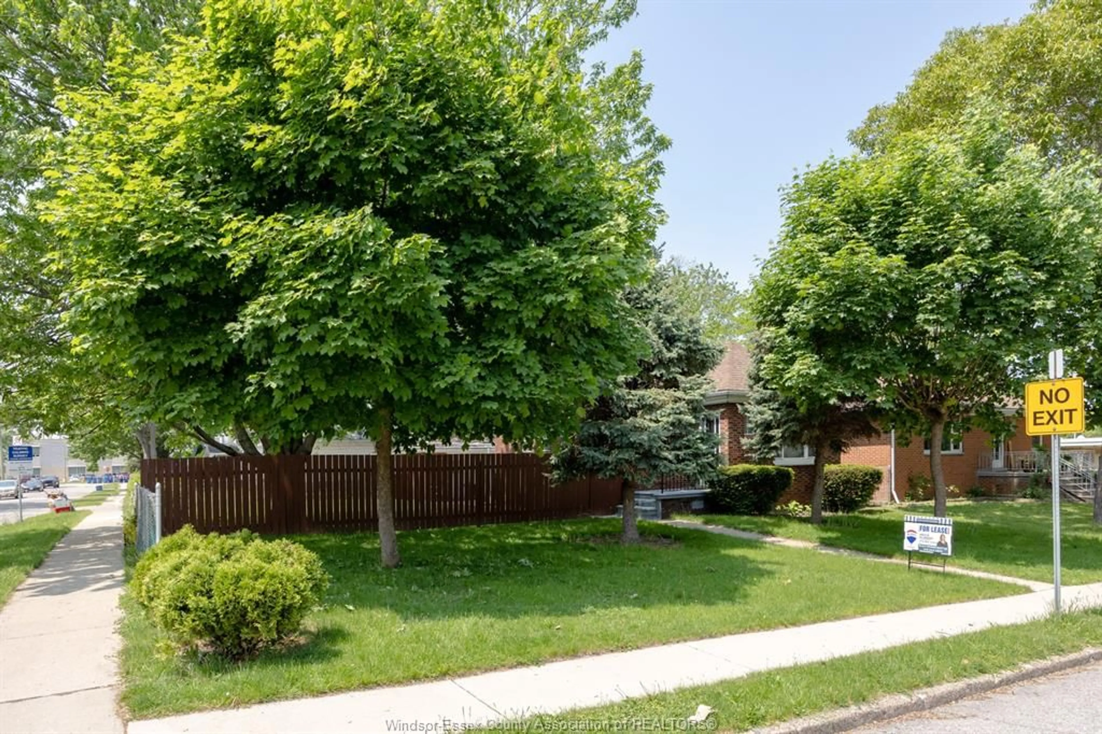A pic from outside/outdoor area/front of a property/back of a property/a pic from drone, street for 1239 MCEWAN Ave, Windsor Ontario N9B 2G5