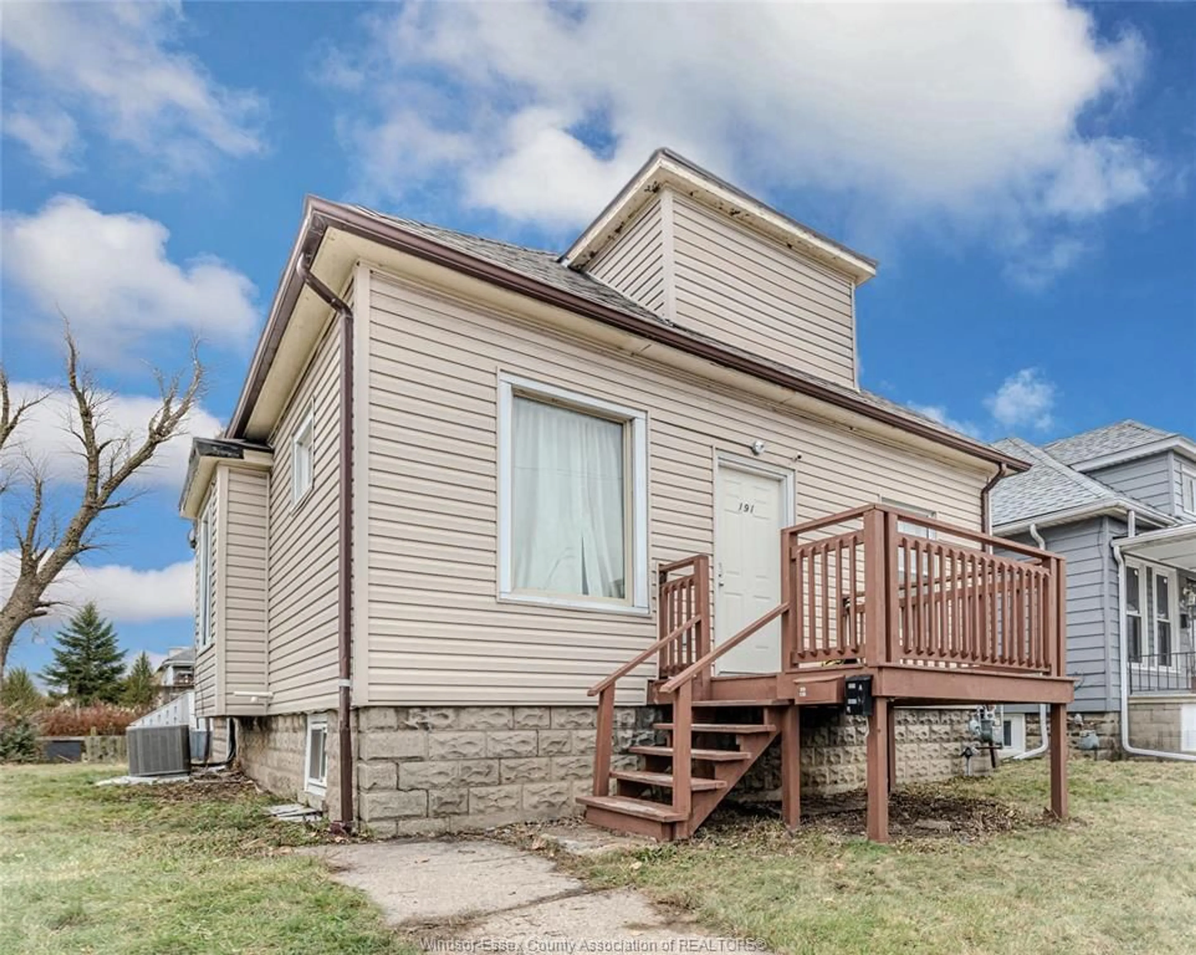 Home with vinyl exterior material, building for 191 ERIE St, Windsor Ontario N9A 3W9