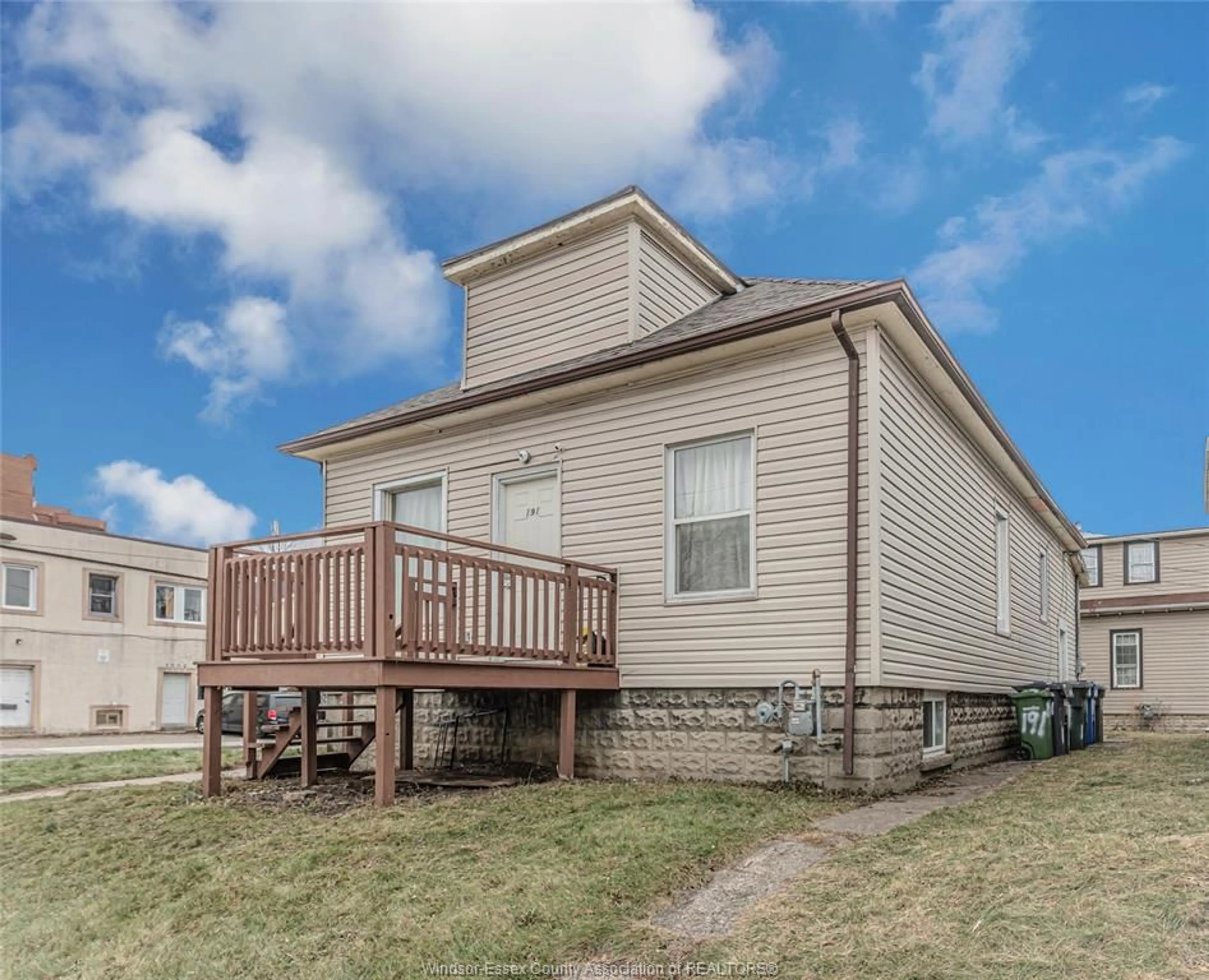 Home with vinyl exterior material, unknown for 191 ERIE St, Windsor Ontario N9A 3W9