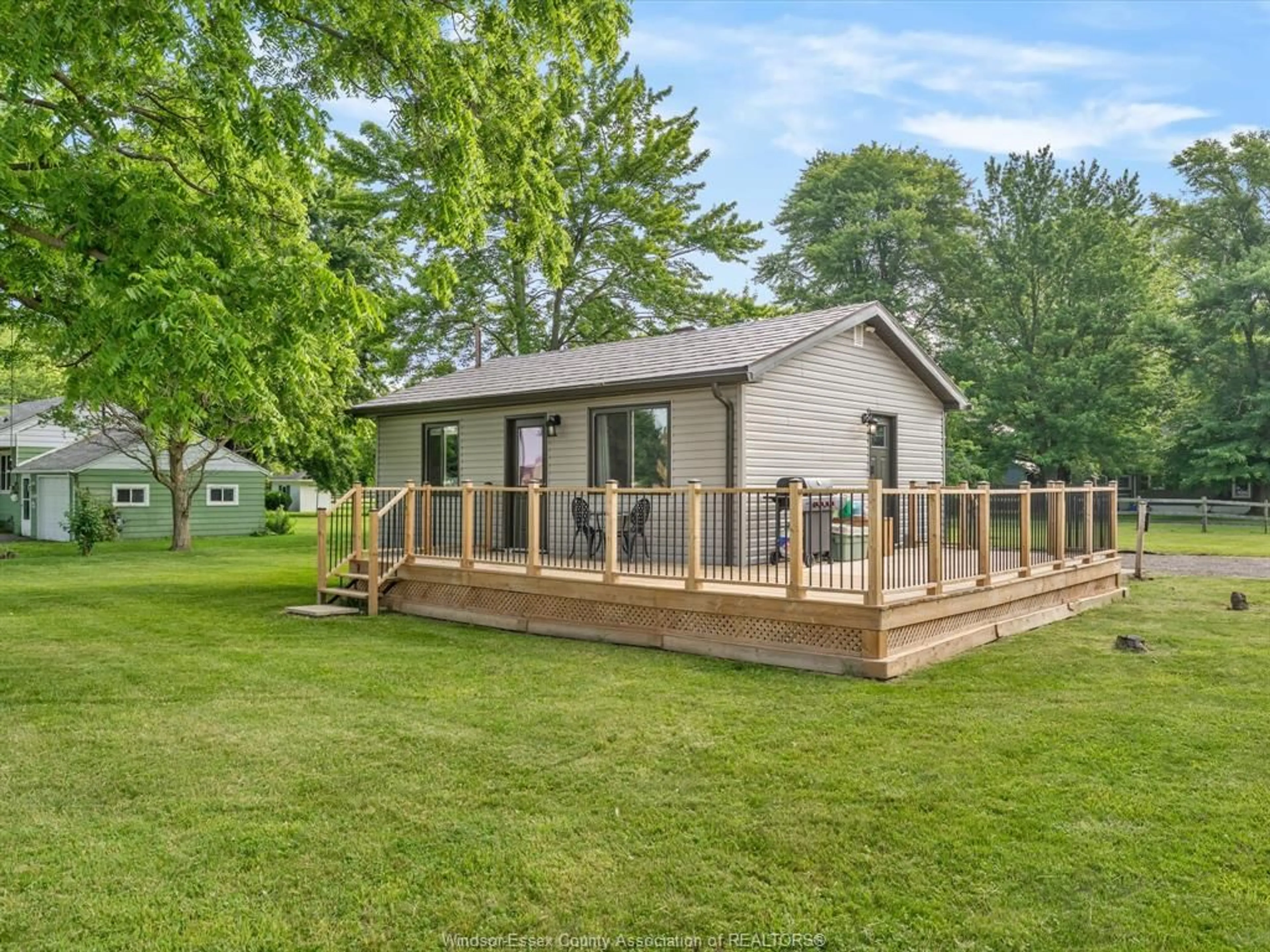 Home with vinyl exterior material, water/lake/river/ocean view for 8650 Malden Rd, LaSalle Ontario N9J 2V7