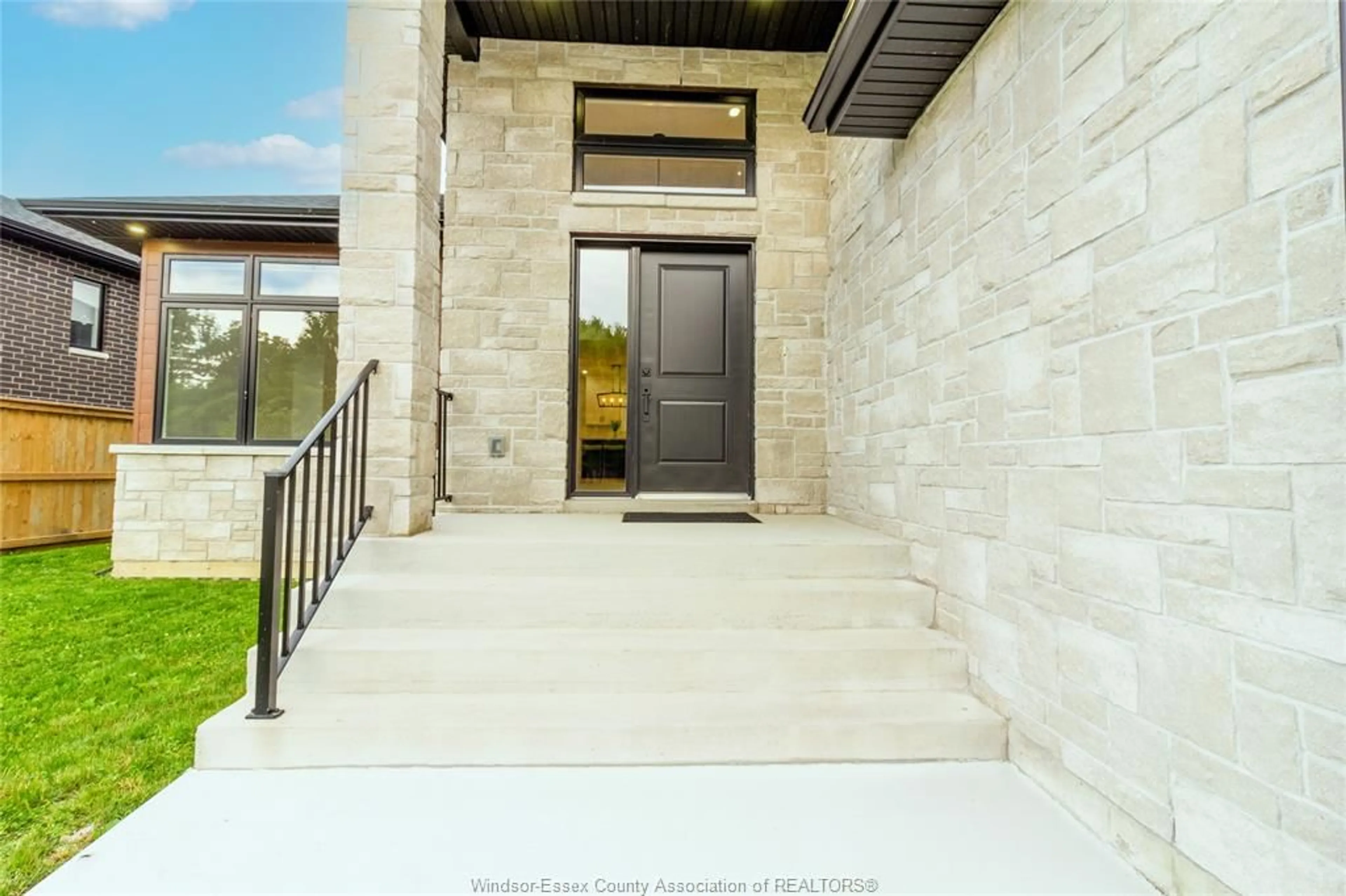 Indoor entryway for 237 SANDYBROOK Way, Kingsville Ontario N9Y 0A3