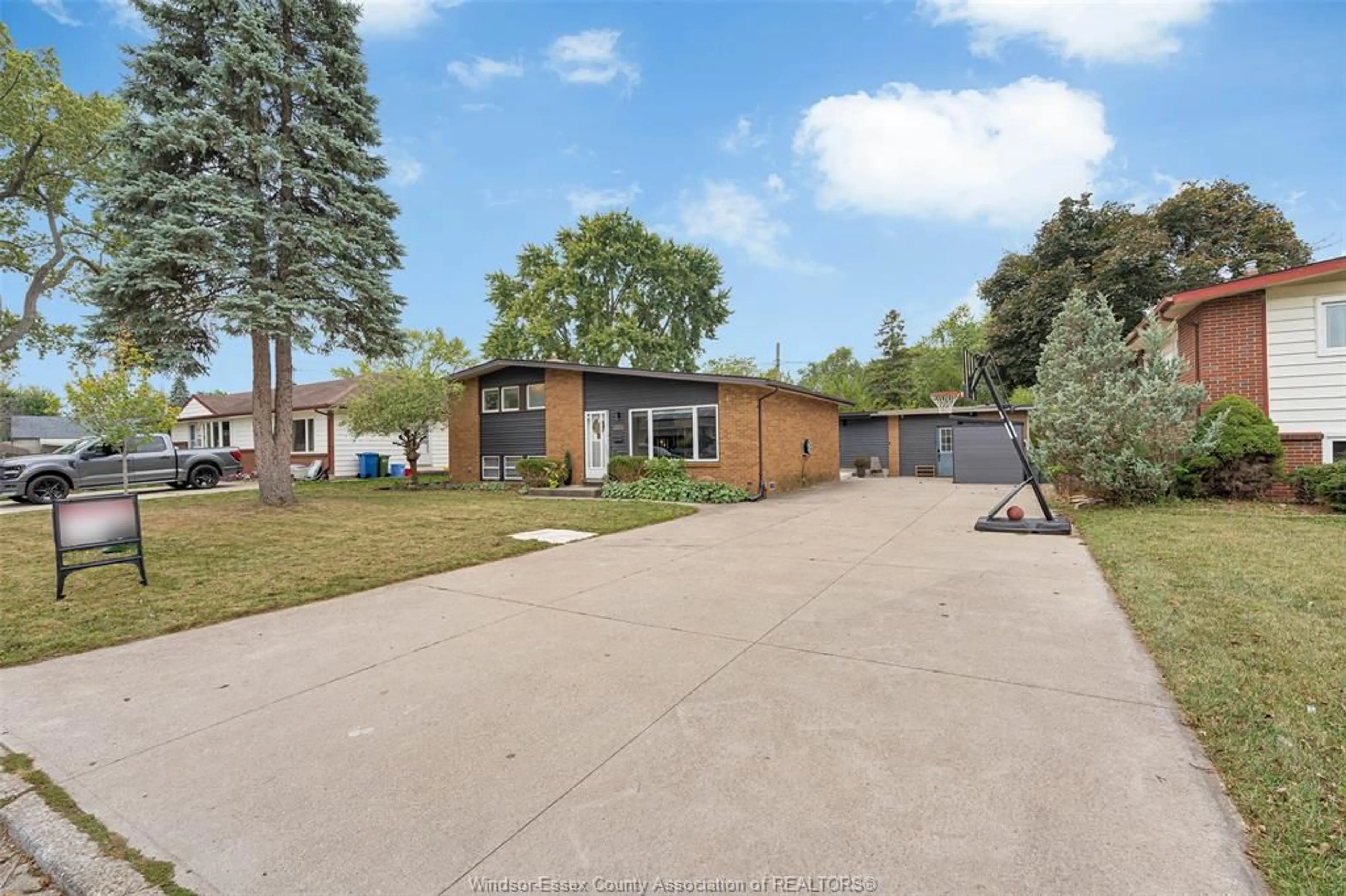 A pic from outside/outdoor area/front of a property/back of a property/a pic from drone, street for 3775 VIRGINIA Pk, Windsor Ontario N9E 2C7