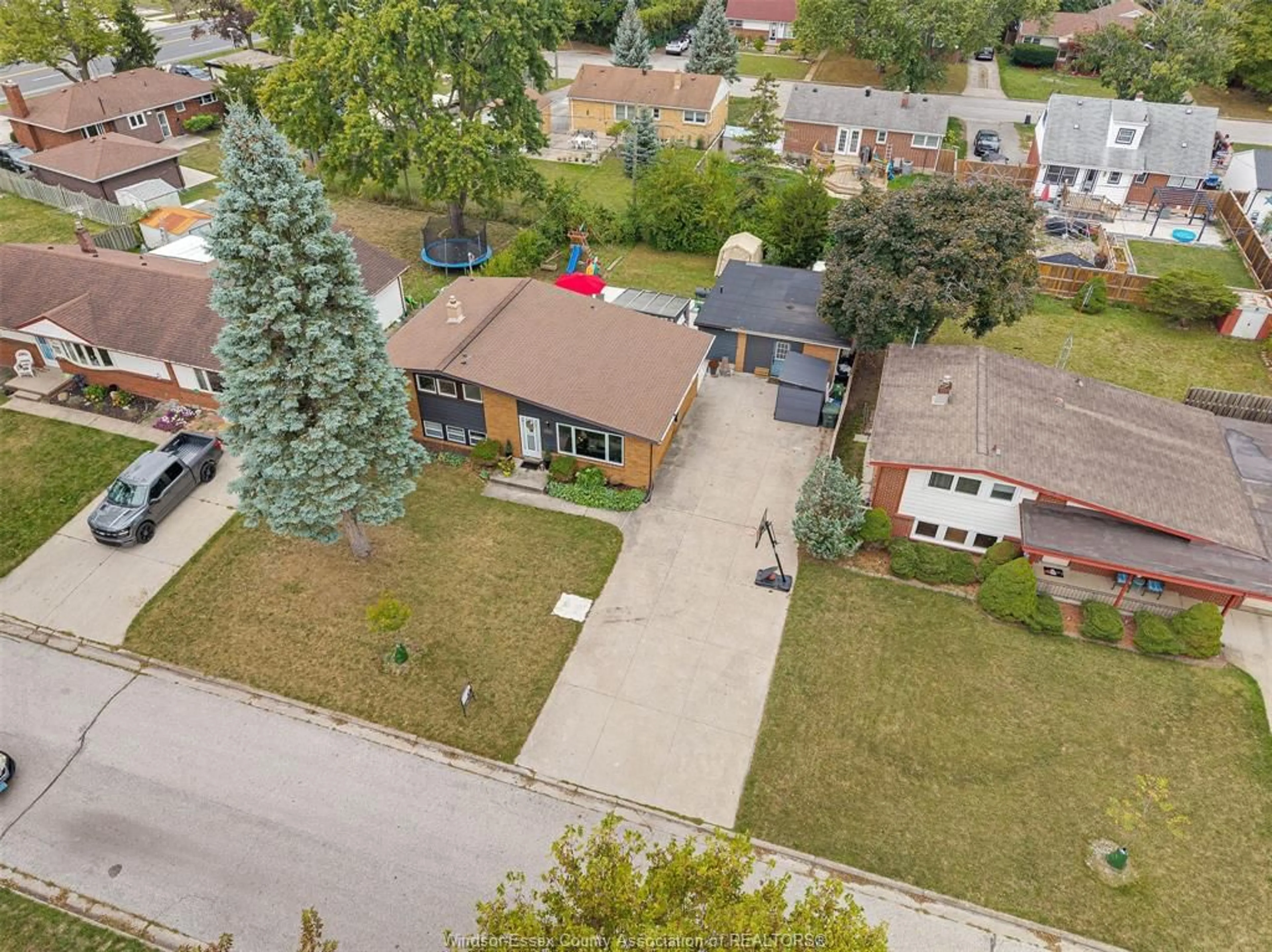 A pic from outside/outdoor area/front of a property/back of a property/a pic from drone, street for 3775 VIRGINIA Pk, Windsor Ontario N9E 2C7