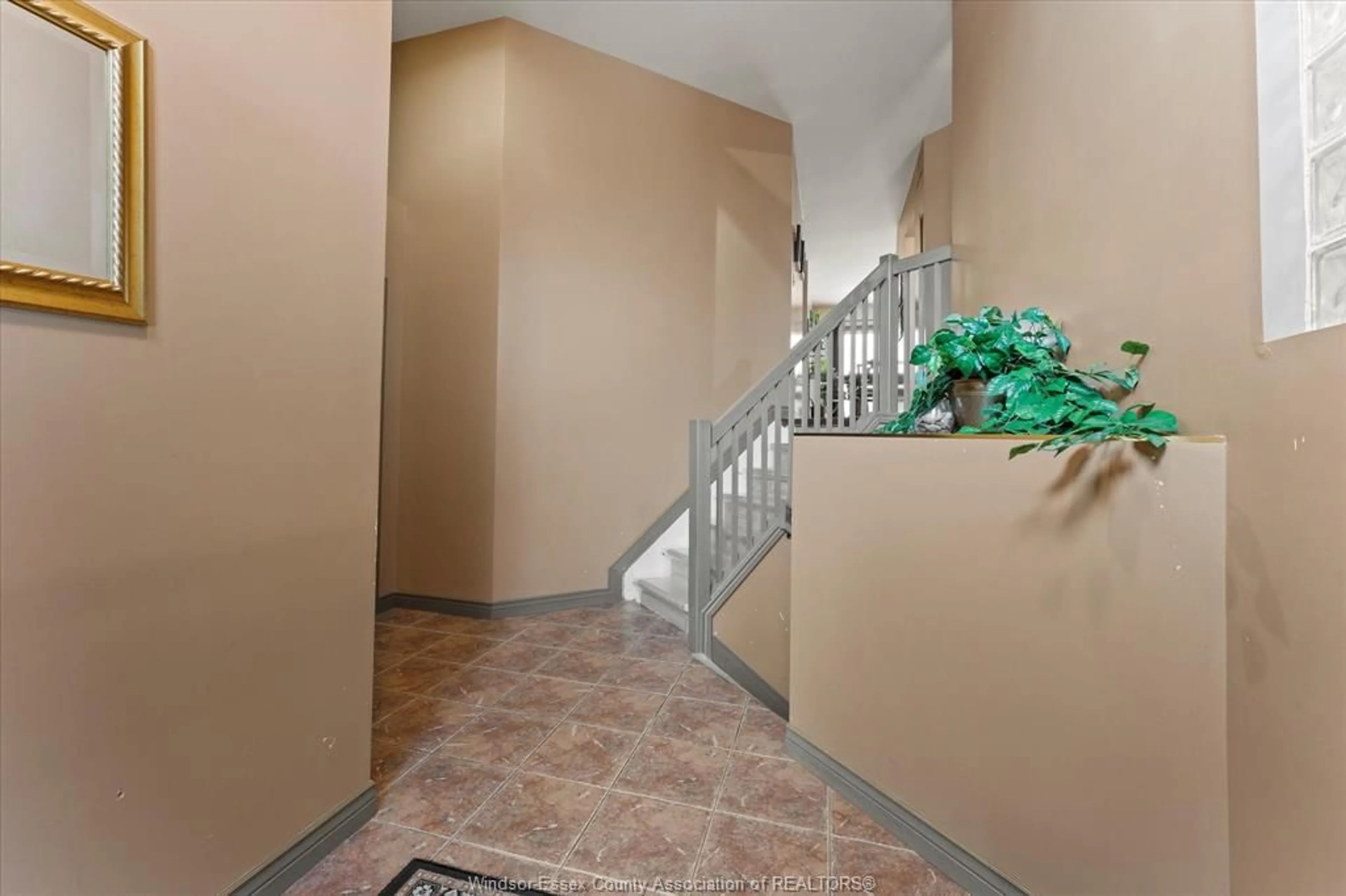 Indoor foyer for 11209 ANCONA Cres, Windsor Ontario N8R 2K2