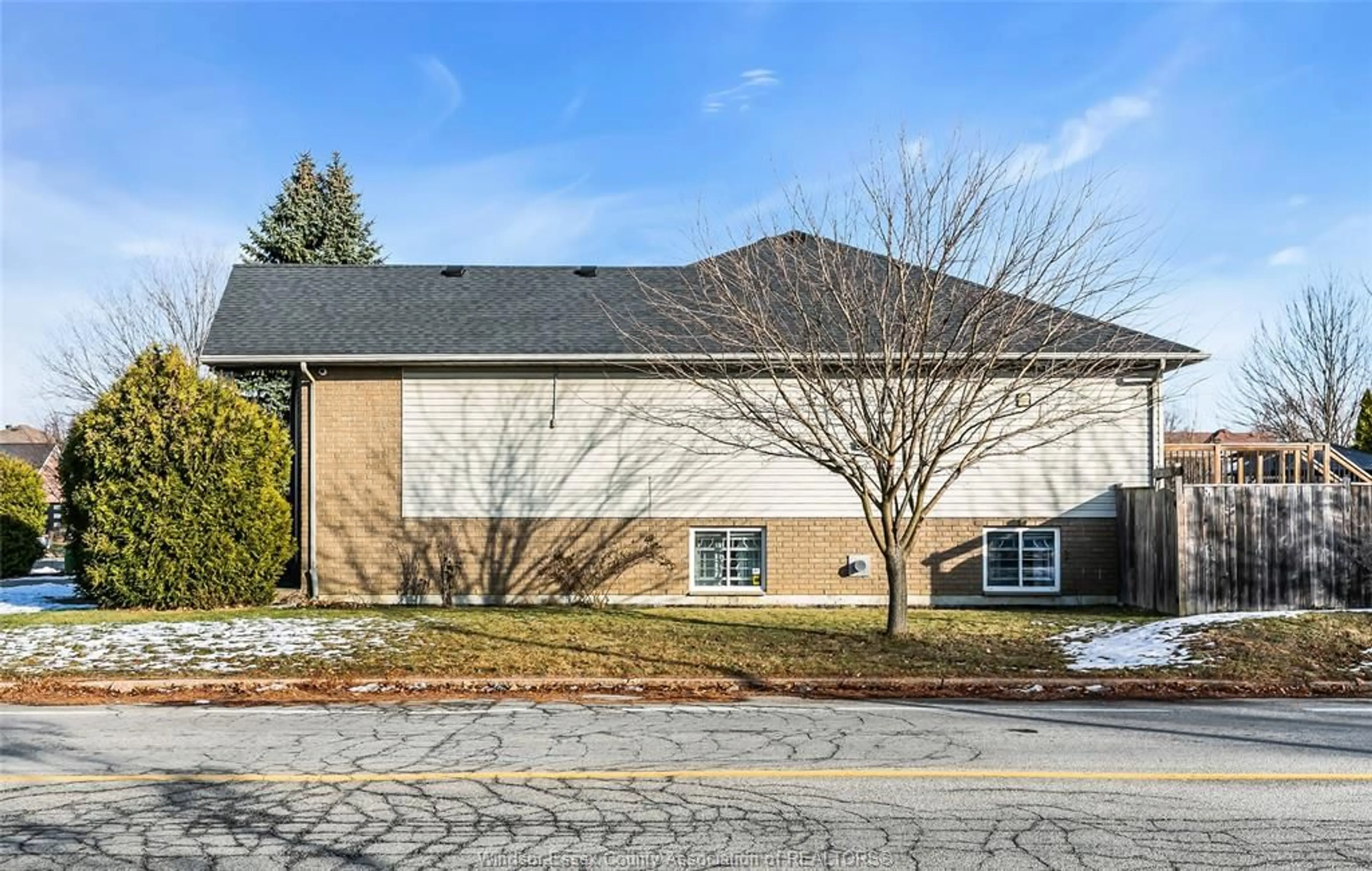 Indoor foyer for 4305 GOLFCOURSE Cres, Windsor Ontario N9G 2P5