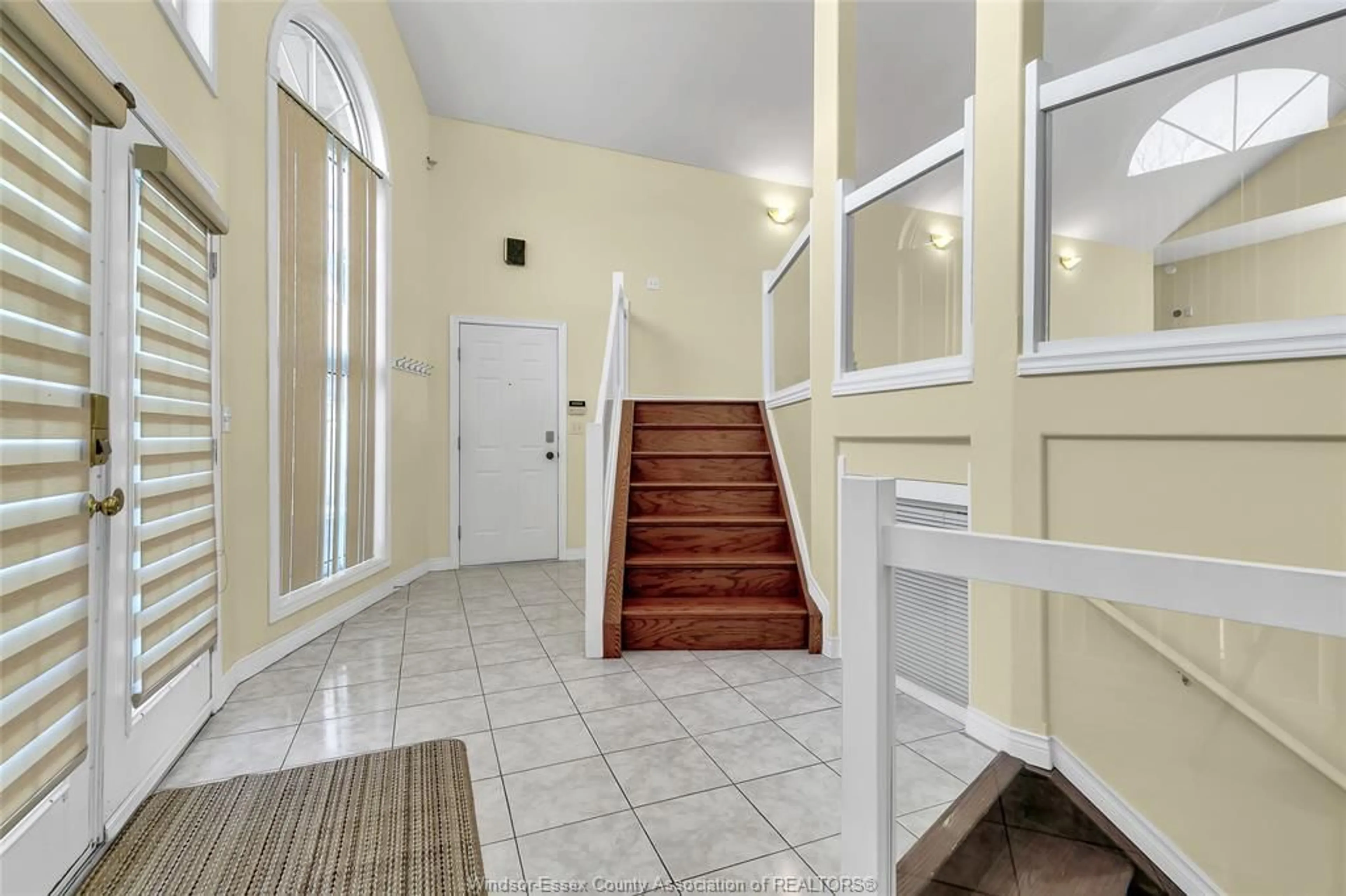 Indoor foyer for 4305 GOLFCOURSE Cres, Windsor Ontario N9G 2P5