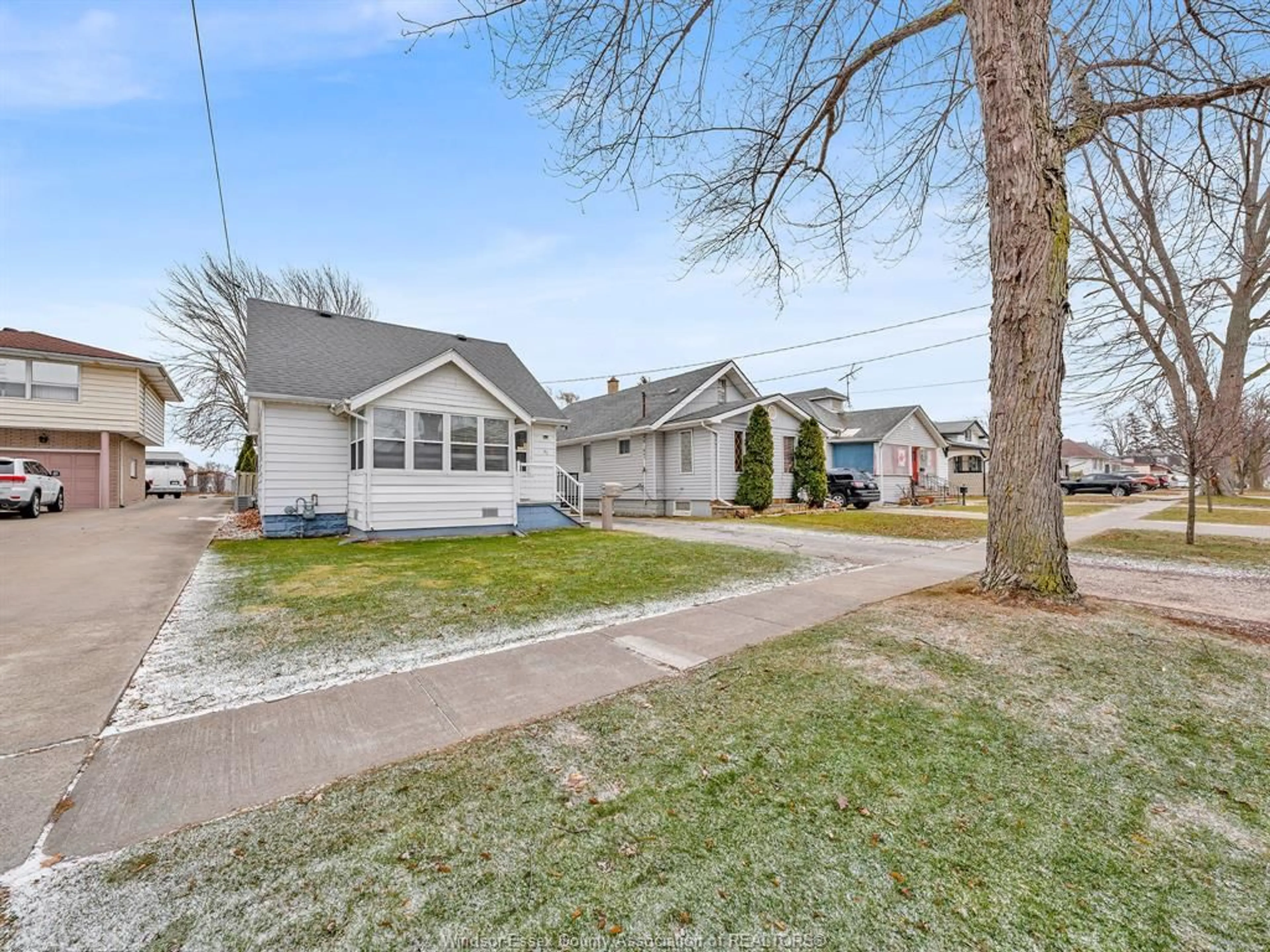 A pic from outside/outdoor area/front of a property/back of a property/a pic from drone, street for 97 ELLIOTT St, Leamington Ontario N8H 3M9