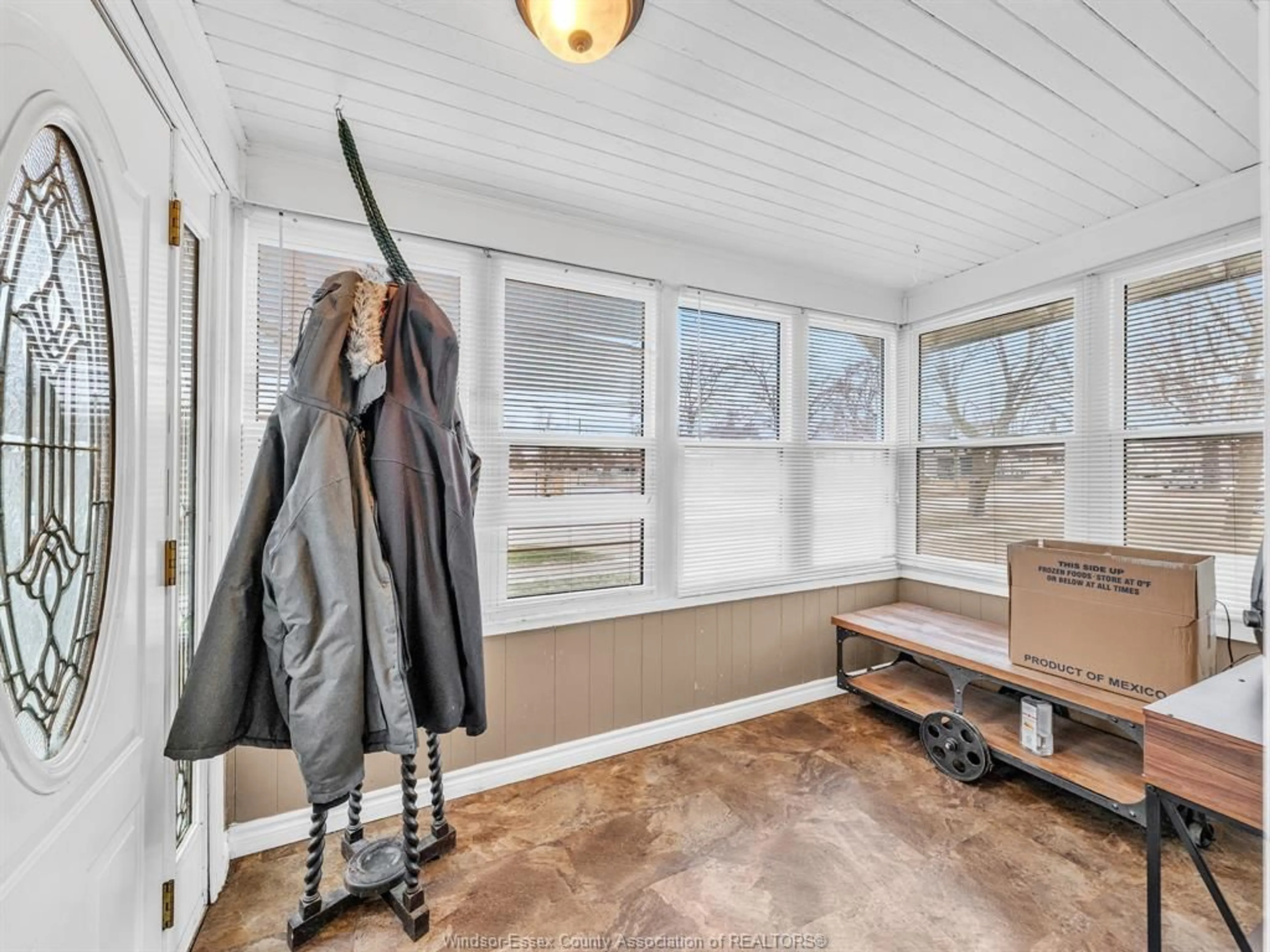 Indoor entryway for 97 ELLIOTT St, Leamington Ontario N8H 3M9