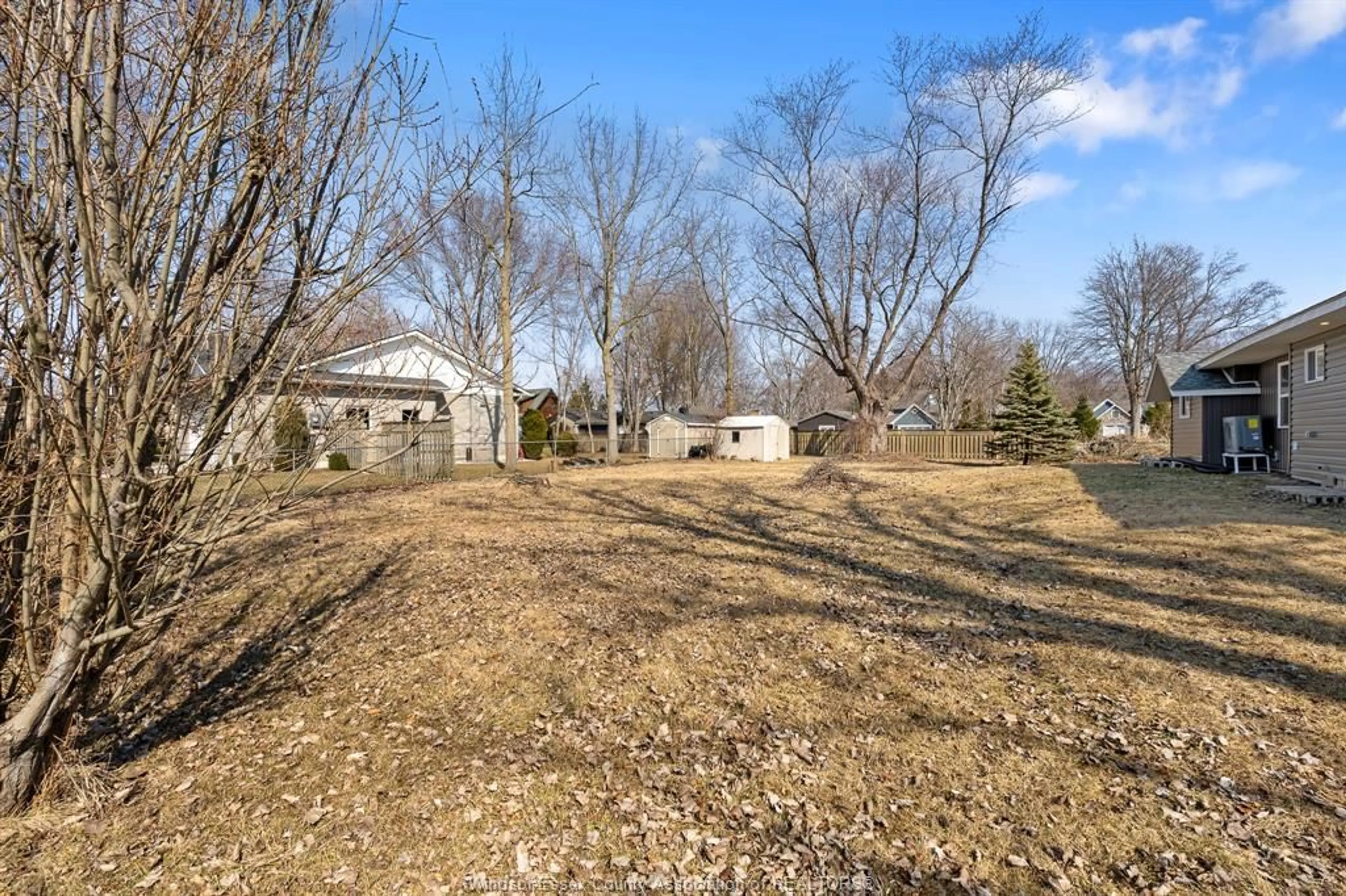 A pic from outside/outdoor area/front of a property/back of a property/a pic from drone, building for V/L STADDON, Kingsville Ontario N9Y 3X3