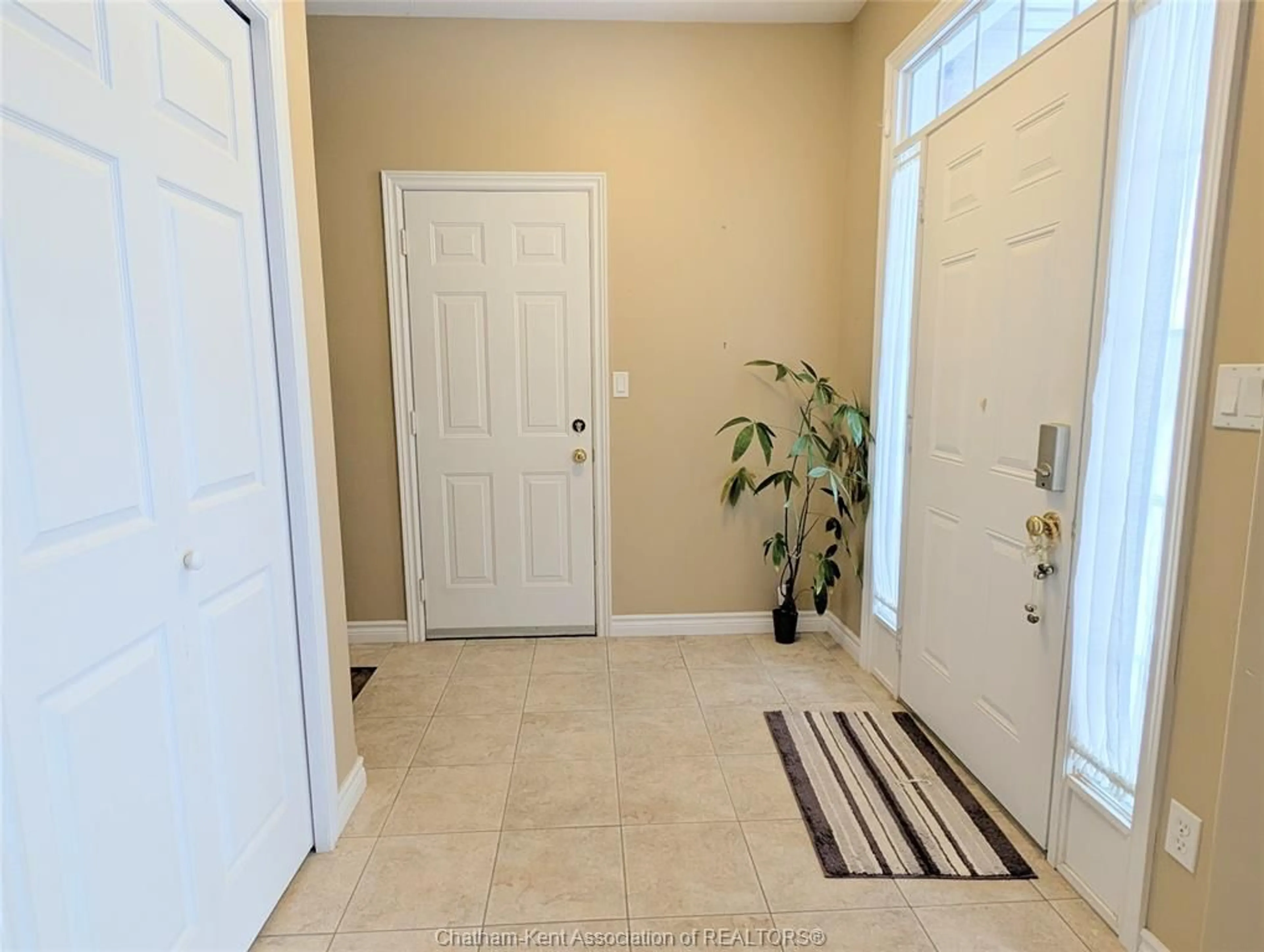 Indoor entryway for 15 Oakgrove Lane, Chatham Ontario N7L 5R9